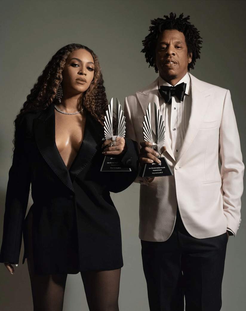 824x1042 Beyoncé and Jay Z posing with their GLAAD award