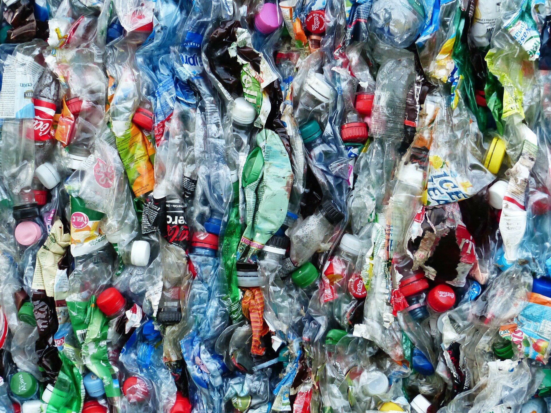 1920x1440 plastic waste in the world and Japan