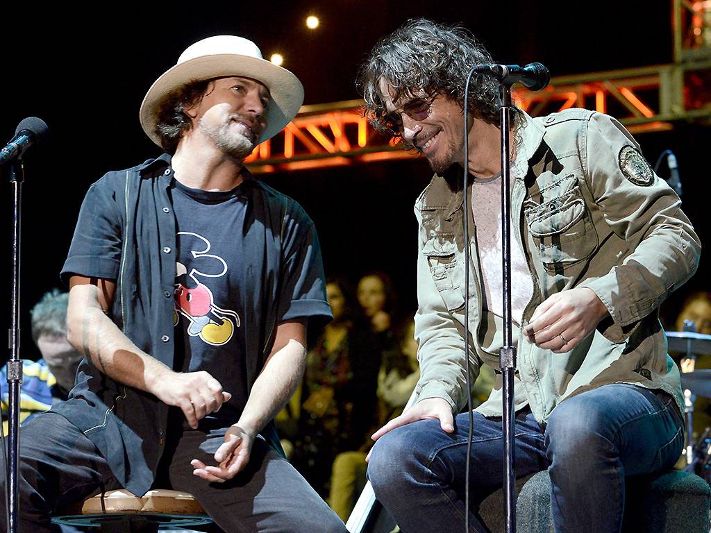 1024x768 Eddie Vedder delivers emotional tribute to 'older brother