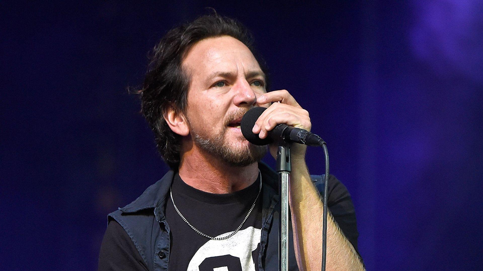 1920x1080 Pearl Jam's Eddie Vedder stopped Wrigley Field concert mid