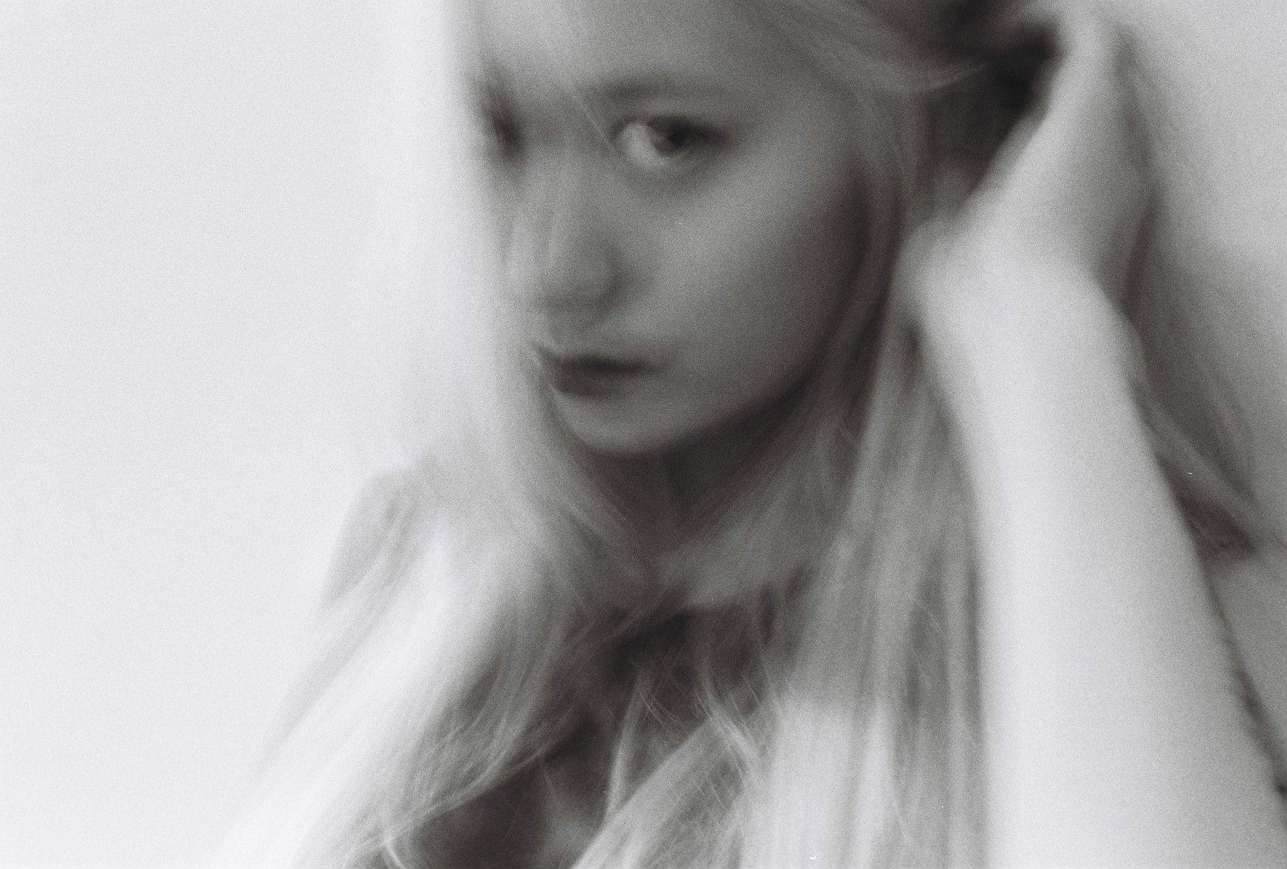 1818x1228 f(x) Red Light Krystal teaser Jung Photo