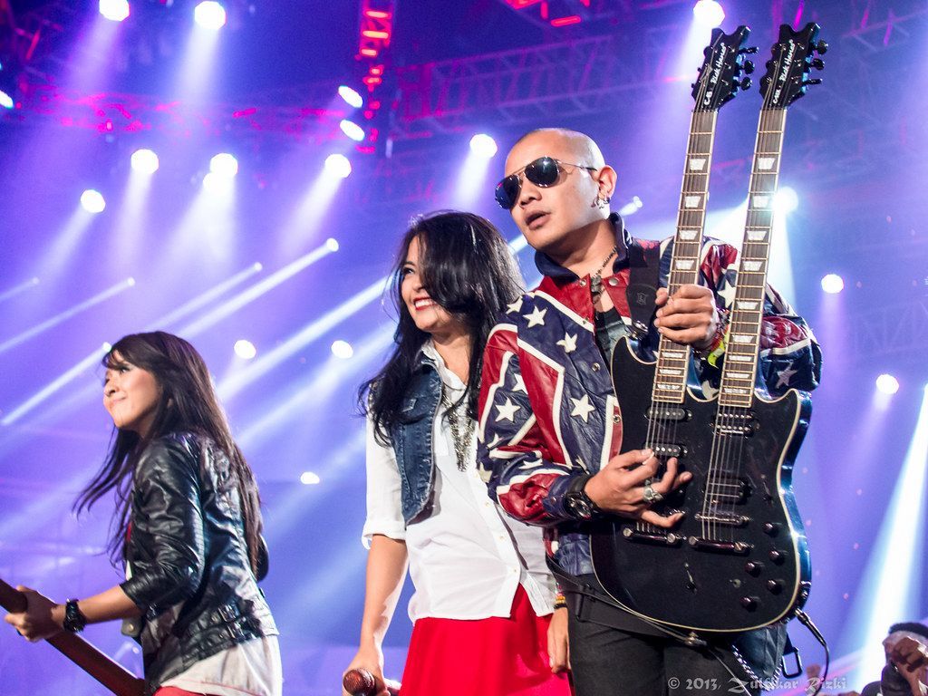 1024x768 Kotak Band. HUT Transmedia ke 12