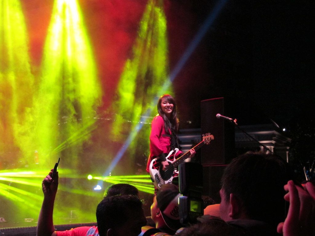 1024x768 kotak band bass player