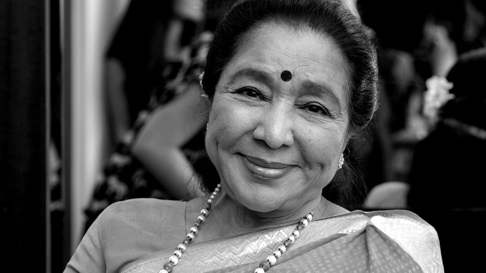 1600x900 Asha Bhosle Biography, Age, Family