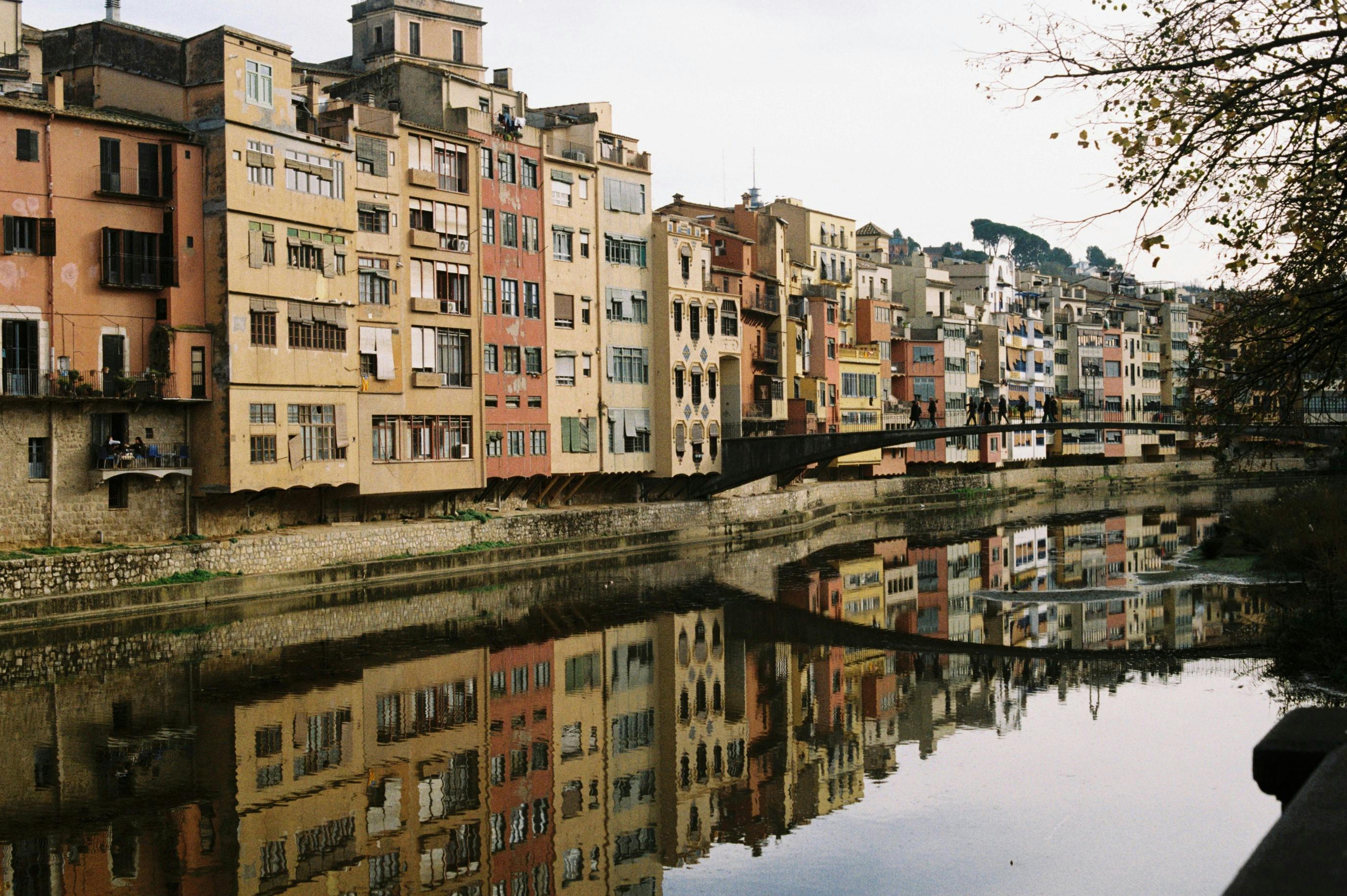 2751x1830 Scenic View of Colorful Buildings