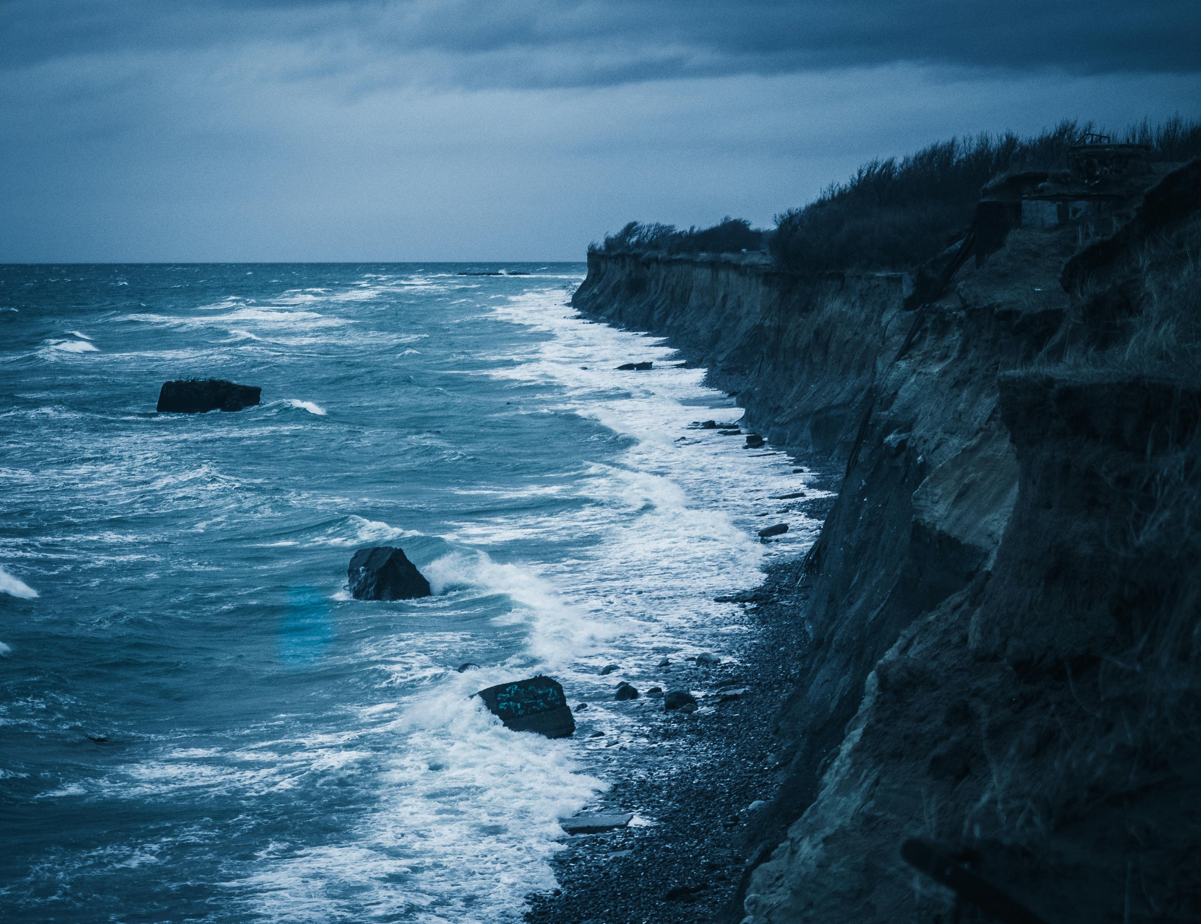 4063x3126 Cliff Near Body of Water · Free