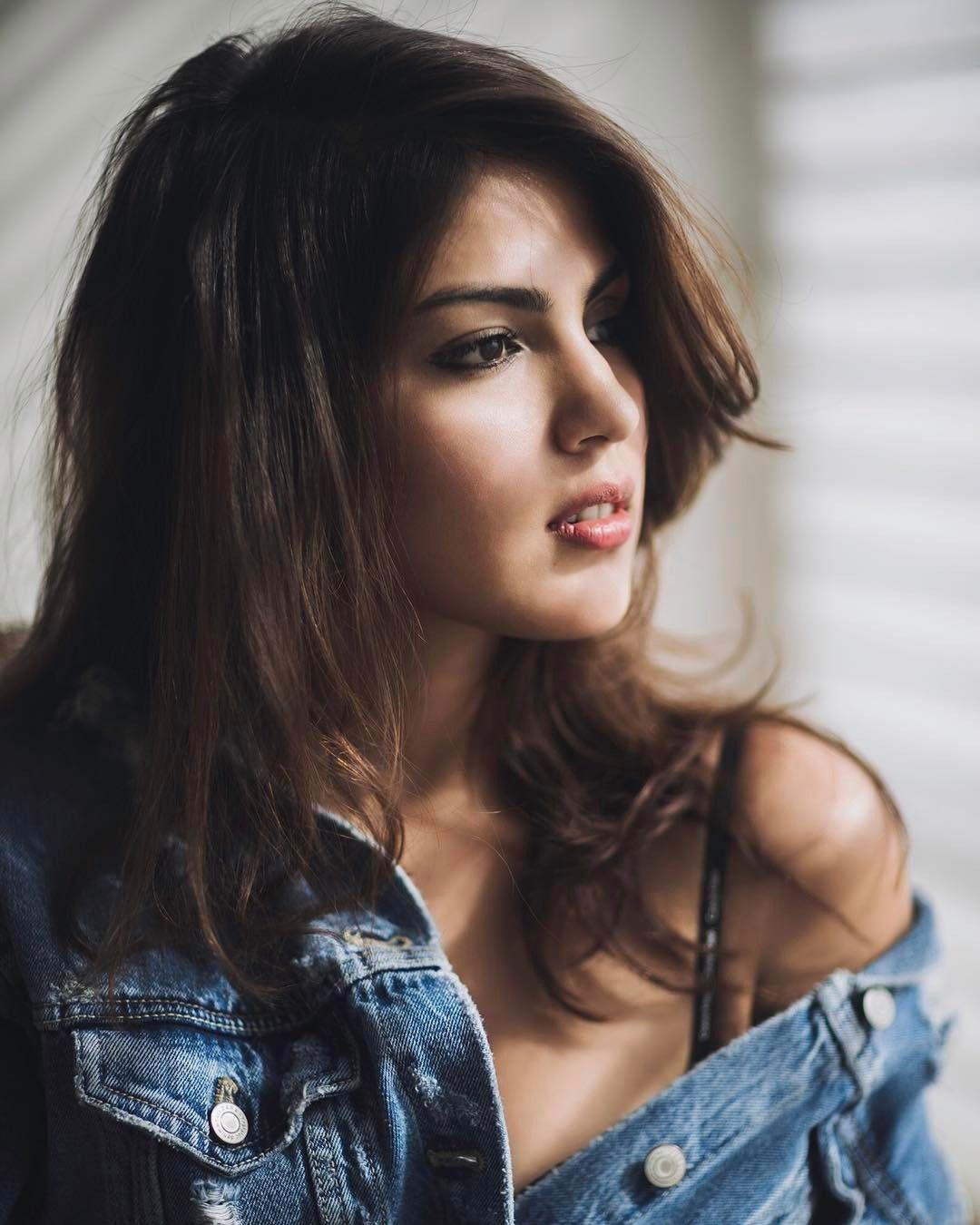 Rhea Chakraborty Wallpapers Top Free Rhea Chakraborty Backgrounds Wallpaperaccess