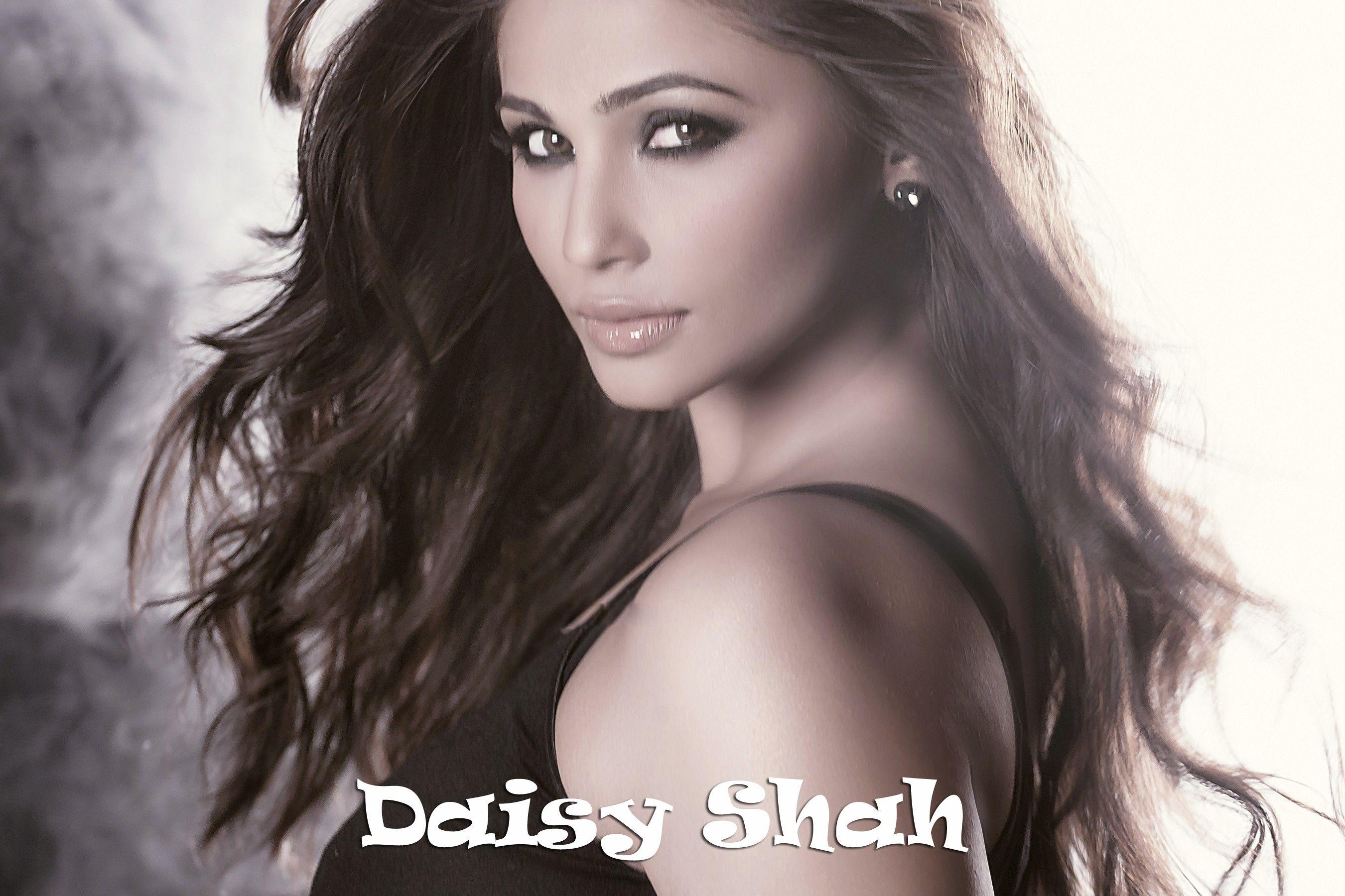 2700x1800 Daisy Shah Wallpaper