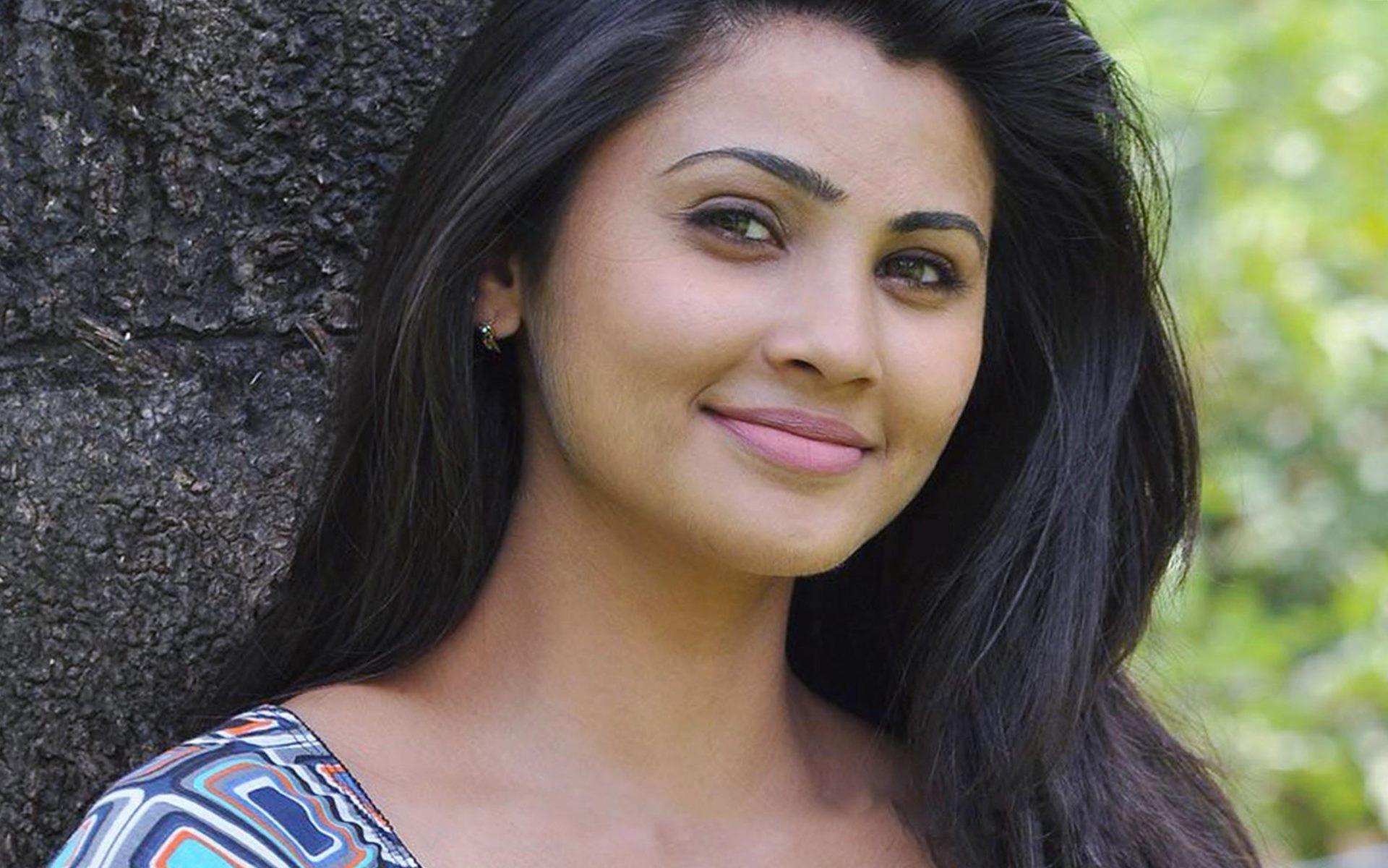 1920x1200 Daisy Shah Wallpaper 20 X 1200