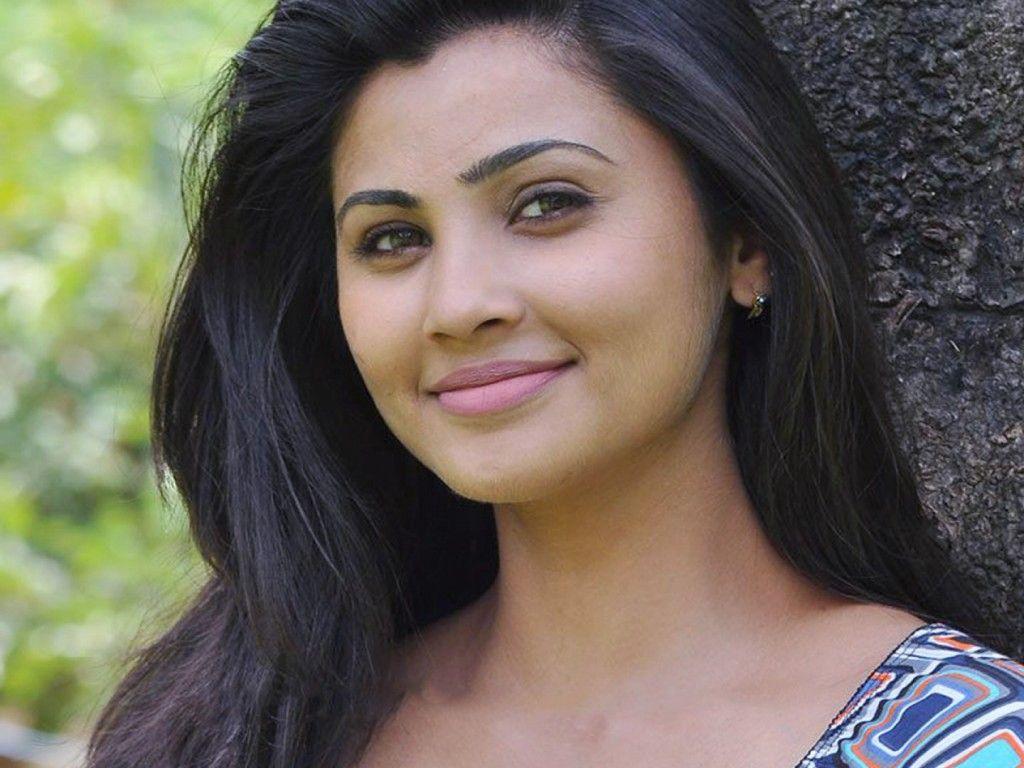 1024x768 Daisy Shah Wallpaper 11 X 768