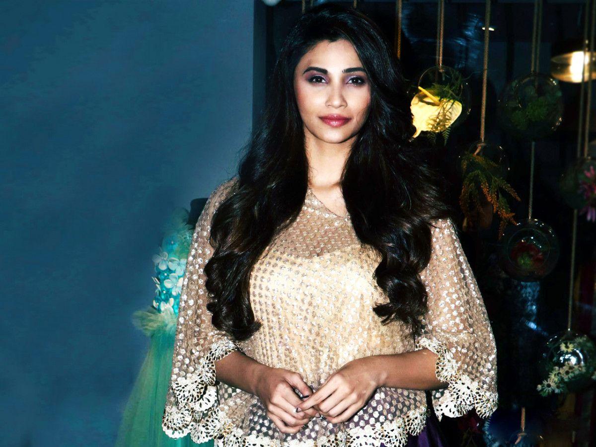 1200x900 Daisy Shah wallpaper