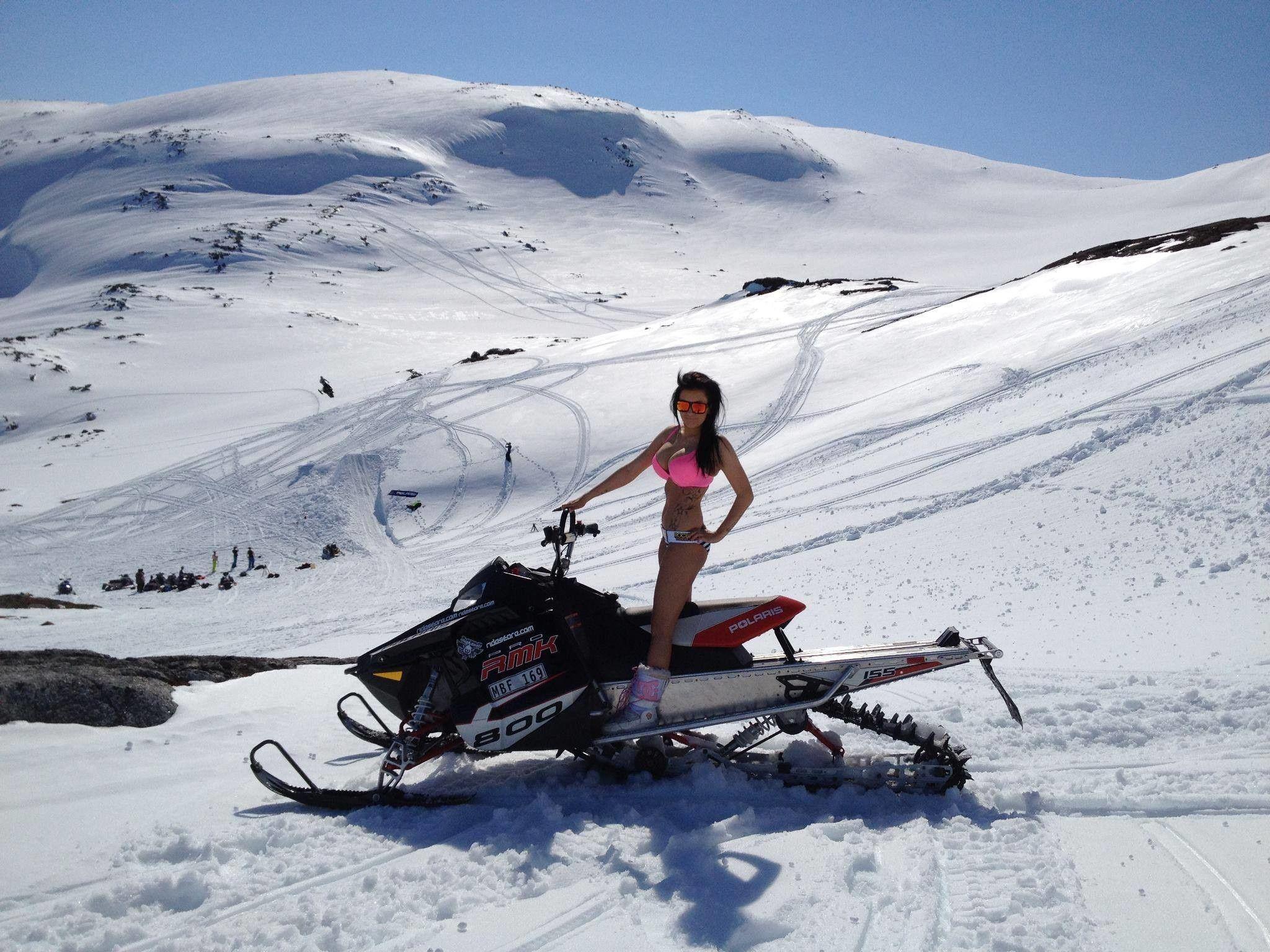 2048x1536 Snowmobile Wallpaper