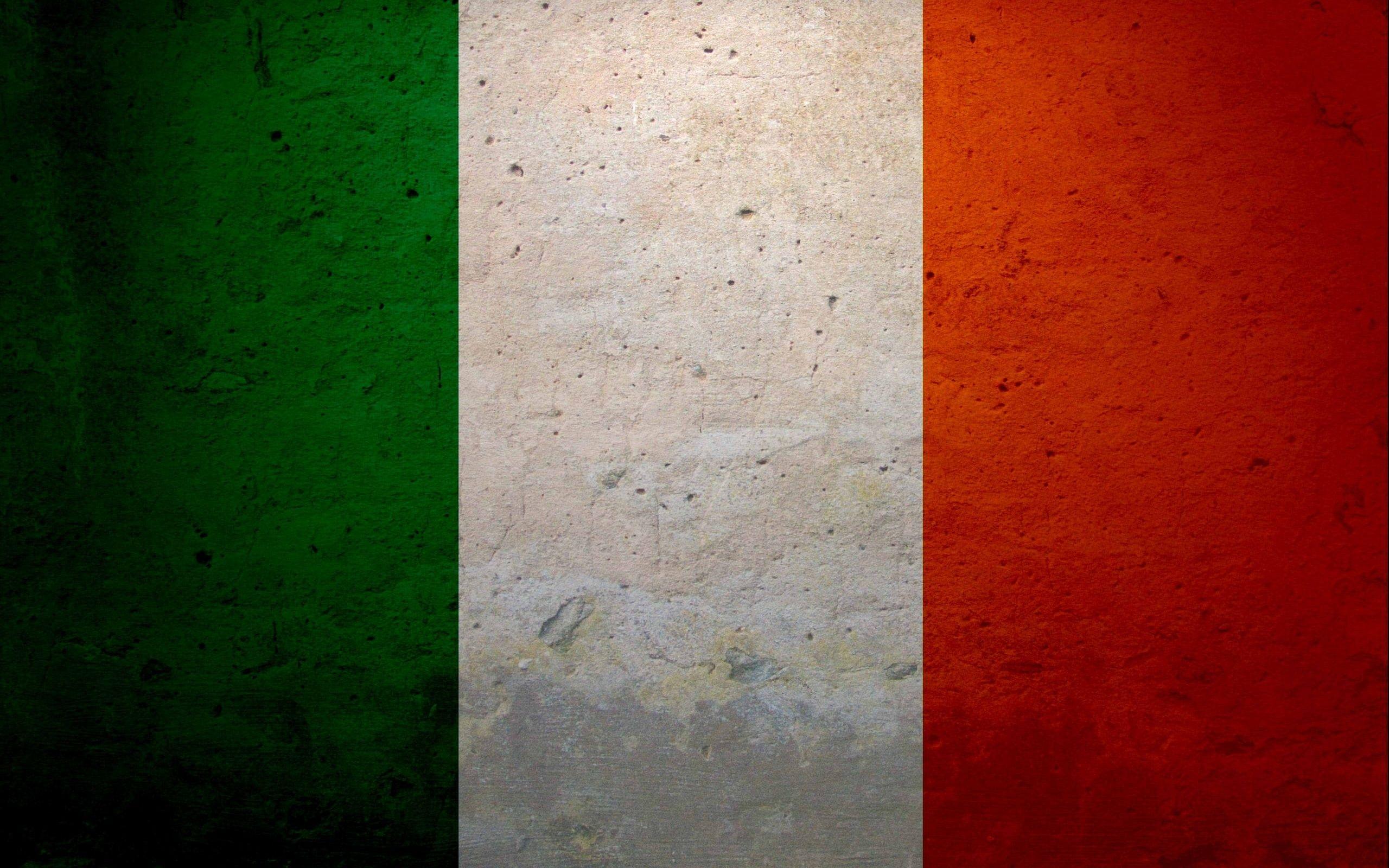 2560x1600 Italy Grunge Flag HD Wallpaper