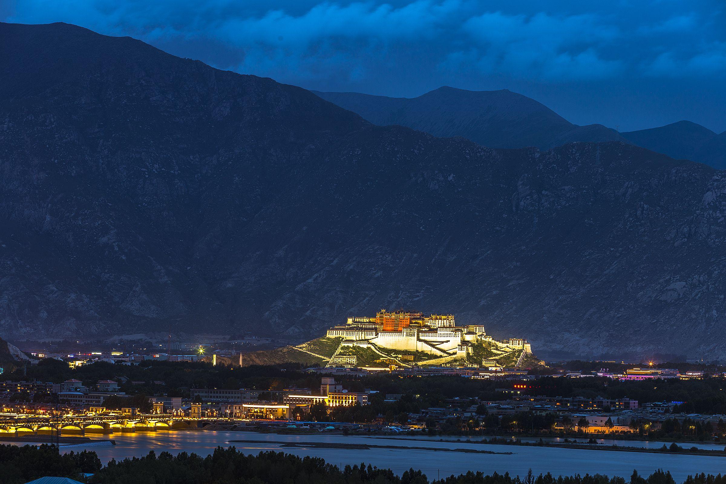 2400x1600 Download wallpaper 2400x1600 night city, building, night