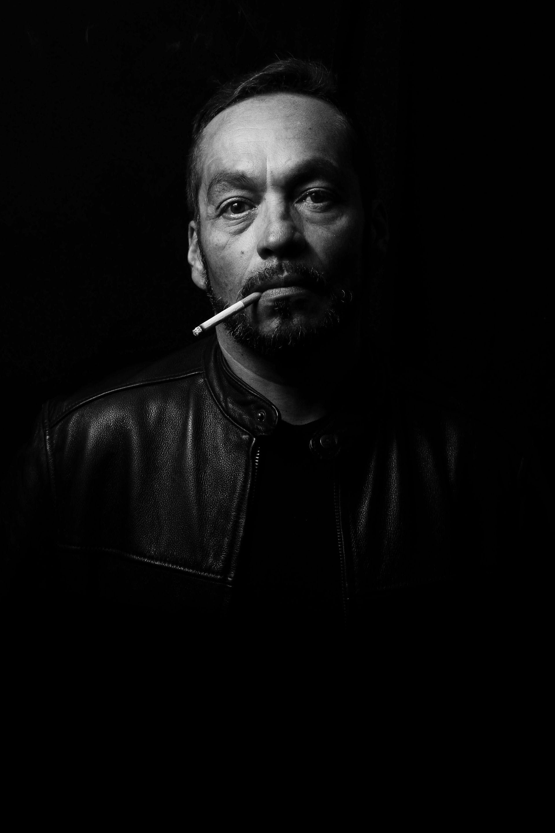 1920x2880 HD Black Male Smoke Wallpaper