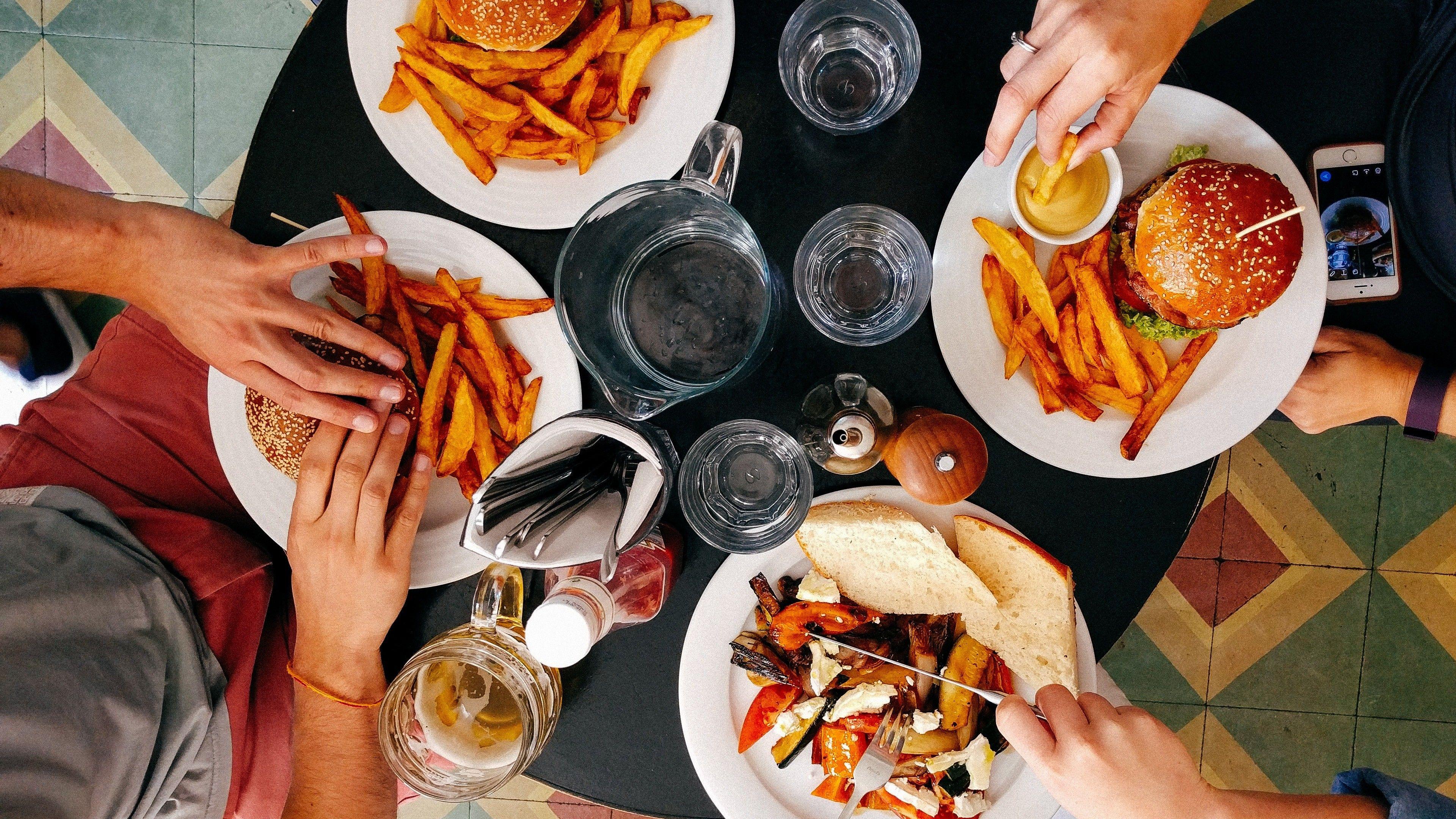 3840x2160 Friends Eating French Fries and Burger 4K Wallpaper. HD