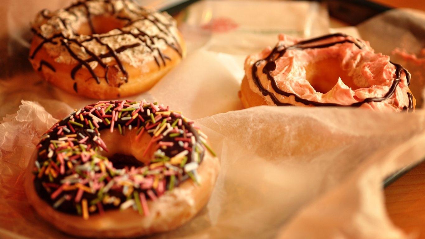 1366x768 Download wallpaper 1366x768 donuts, batch, sweet, wrapper