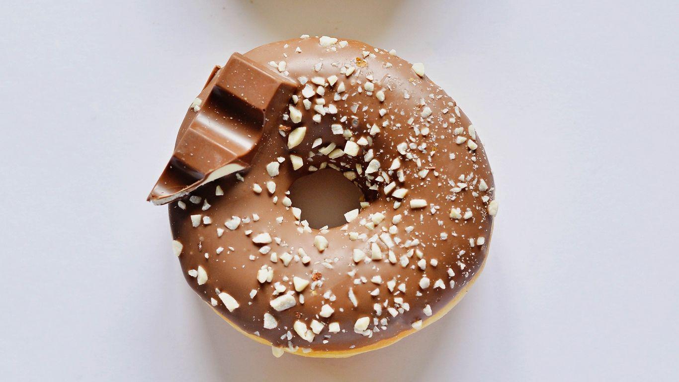 1366x768 Download wallpaper 1366x768 donuts, chocolate, glaze, sweet