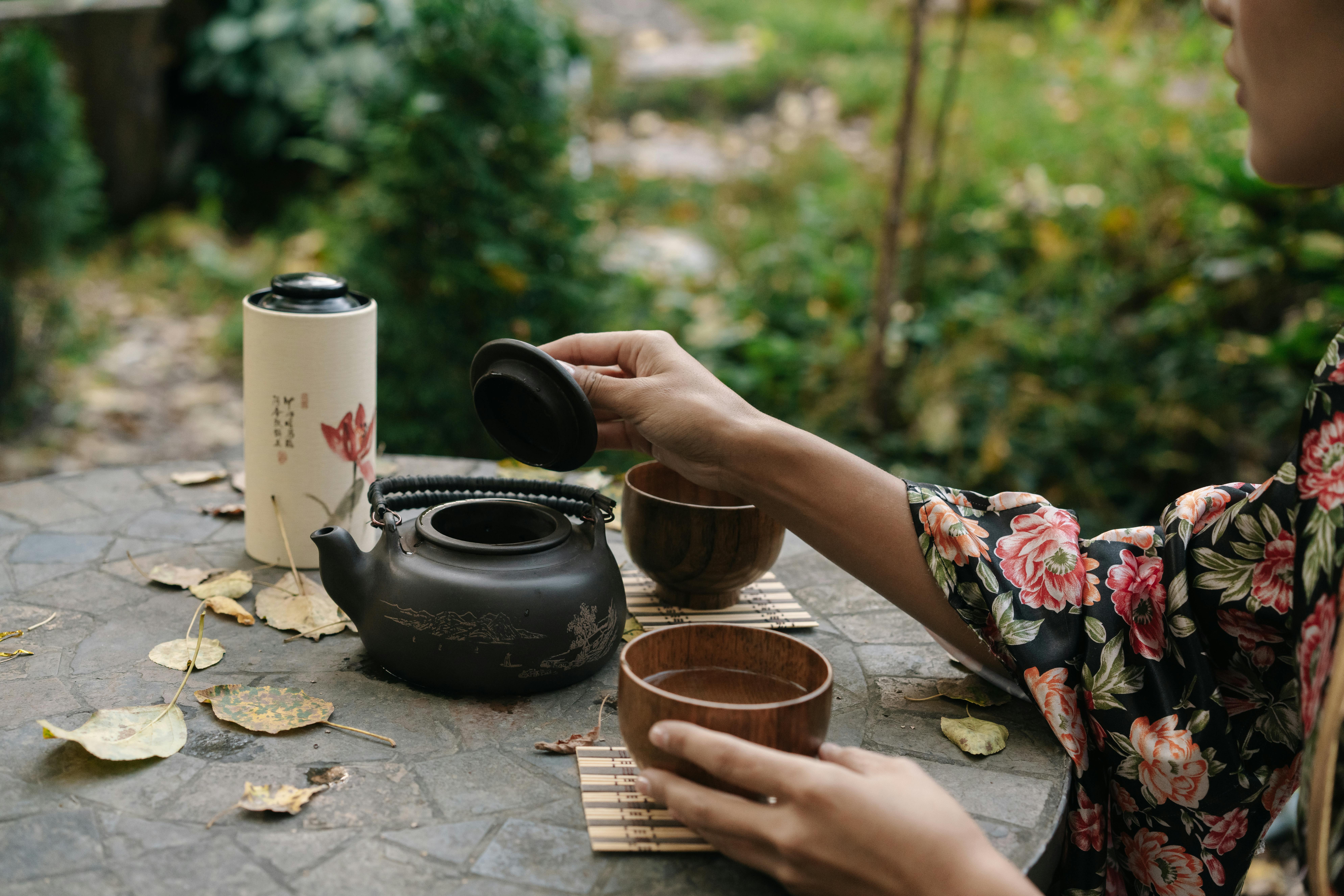 7952x5304 Black Teapot · Free
