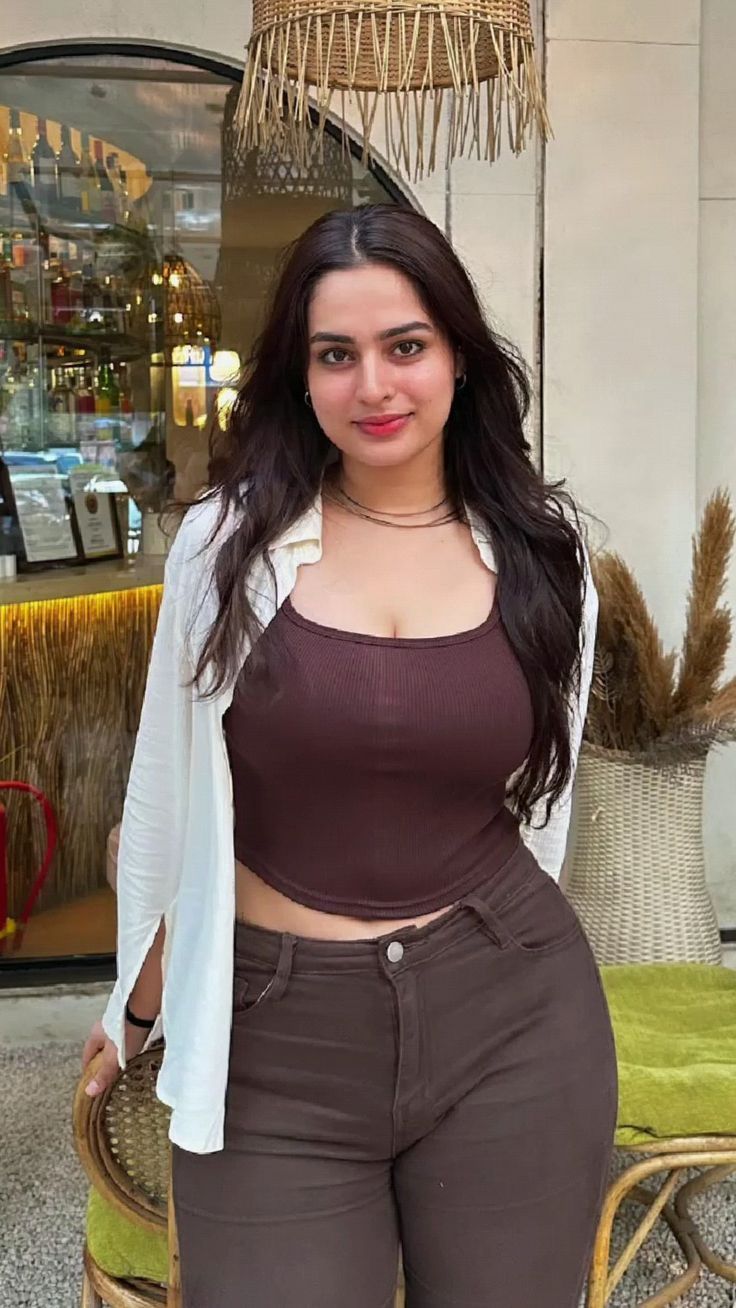736x1308 Ayesha Khan
