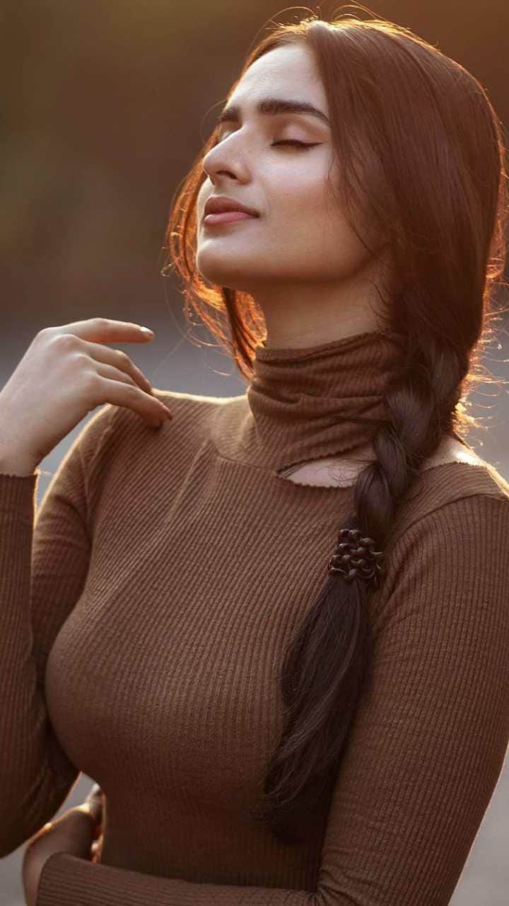 720x1280 Ayesha Khan