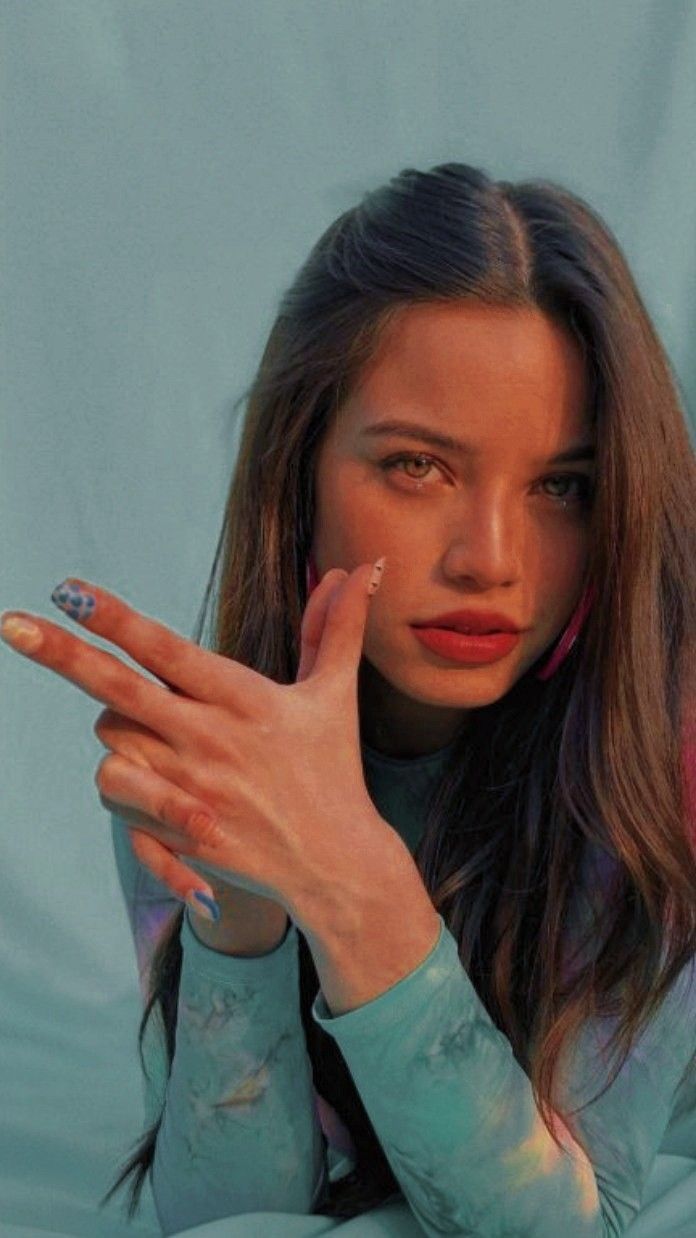 696x1238 Emilia Mernes