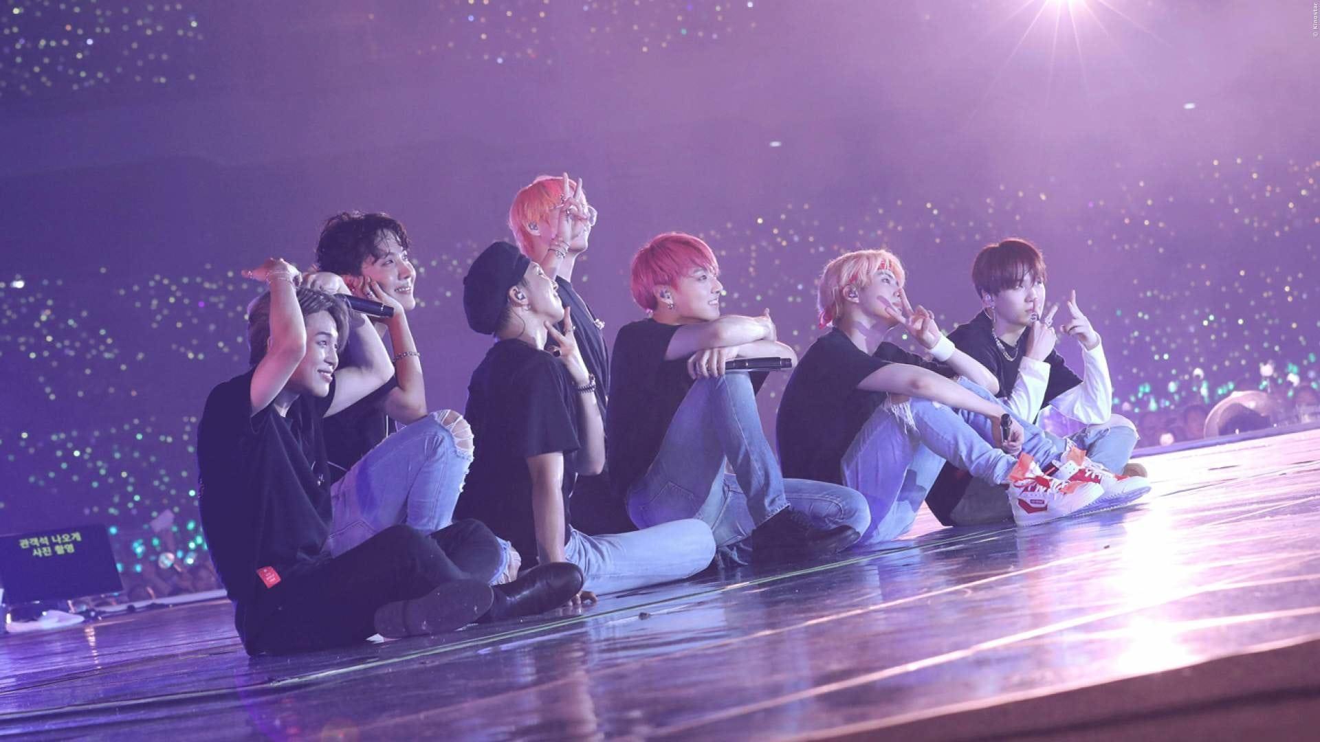 2. Taehyung's pink and blonde hair during the Love Yourself: Speak Yourself tour - wide 6