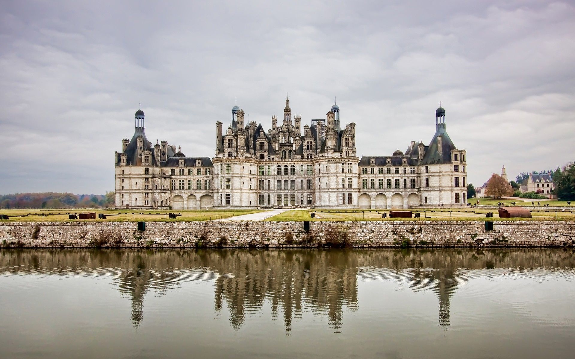 1920x1200 Majestic Castle Reflections