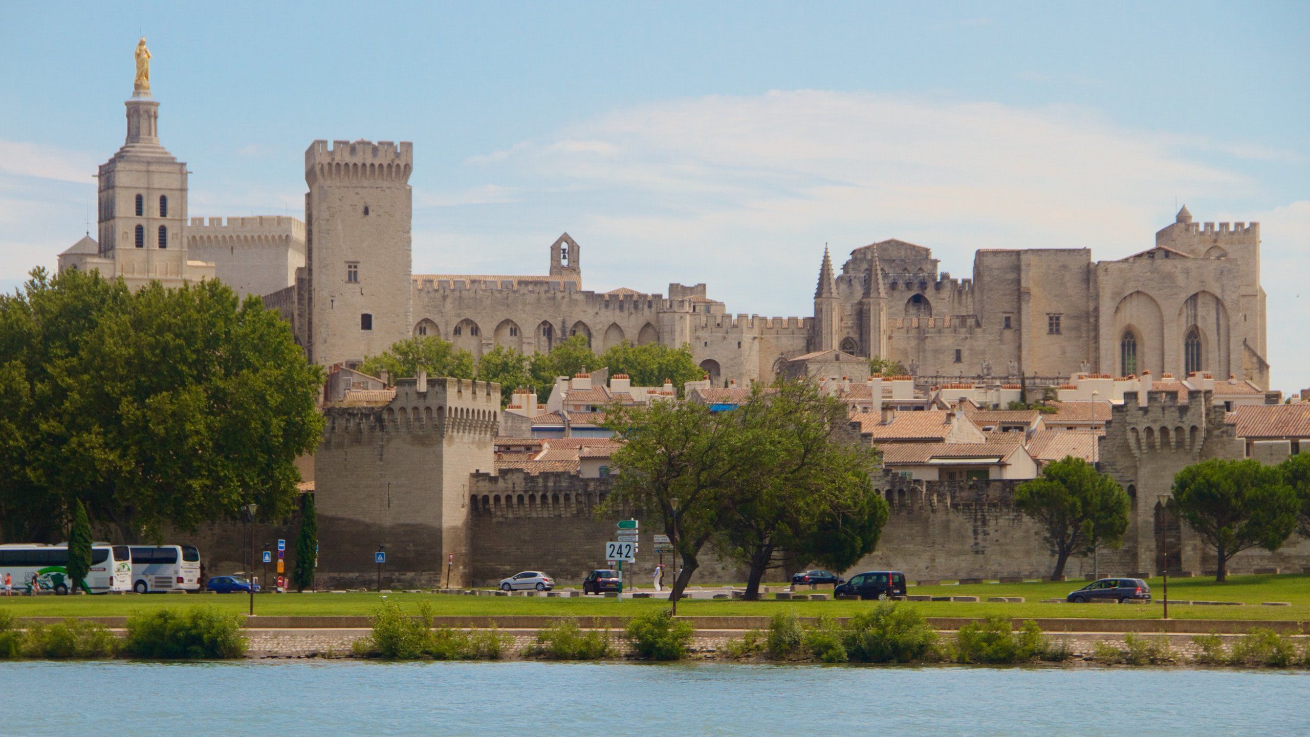 2560x1440 Visit Avignon: 2025 Travel Guide