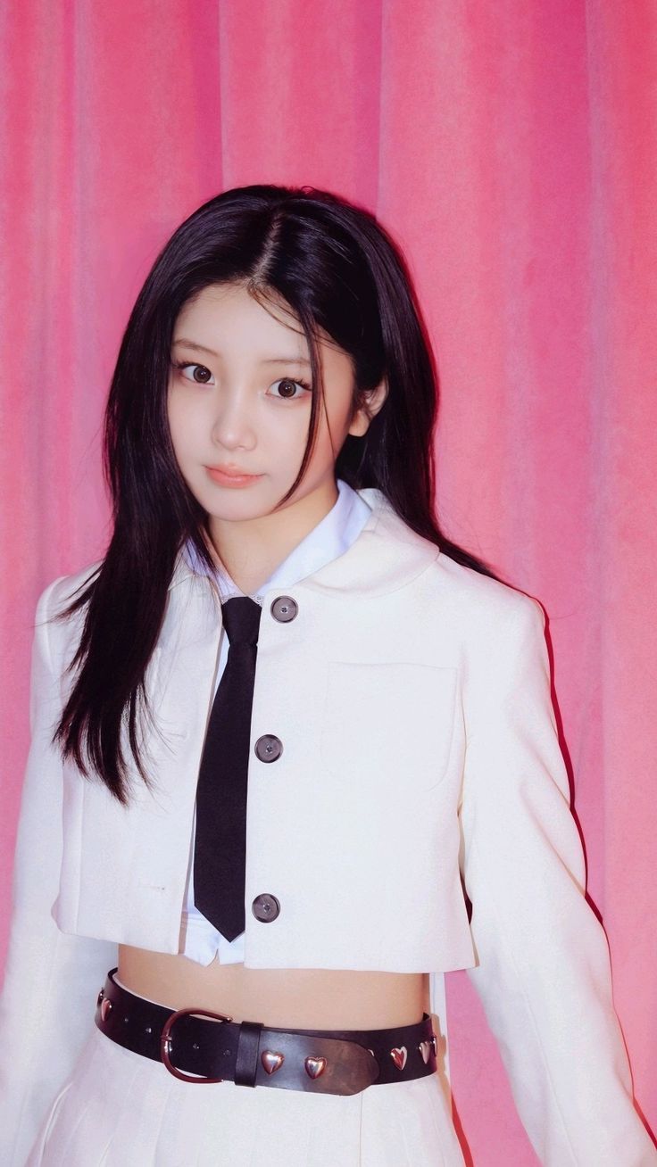 736x1308 wonhee illit wallpaper