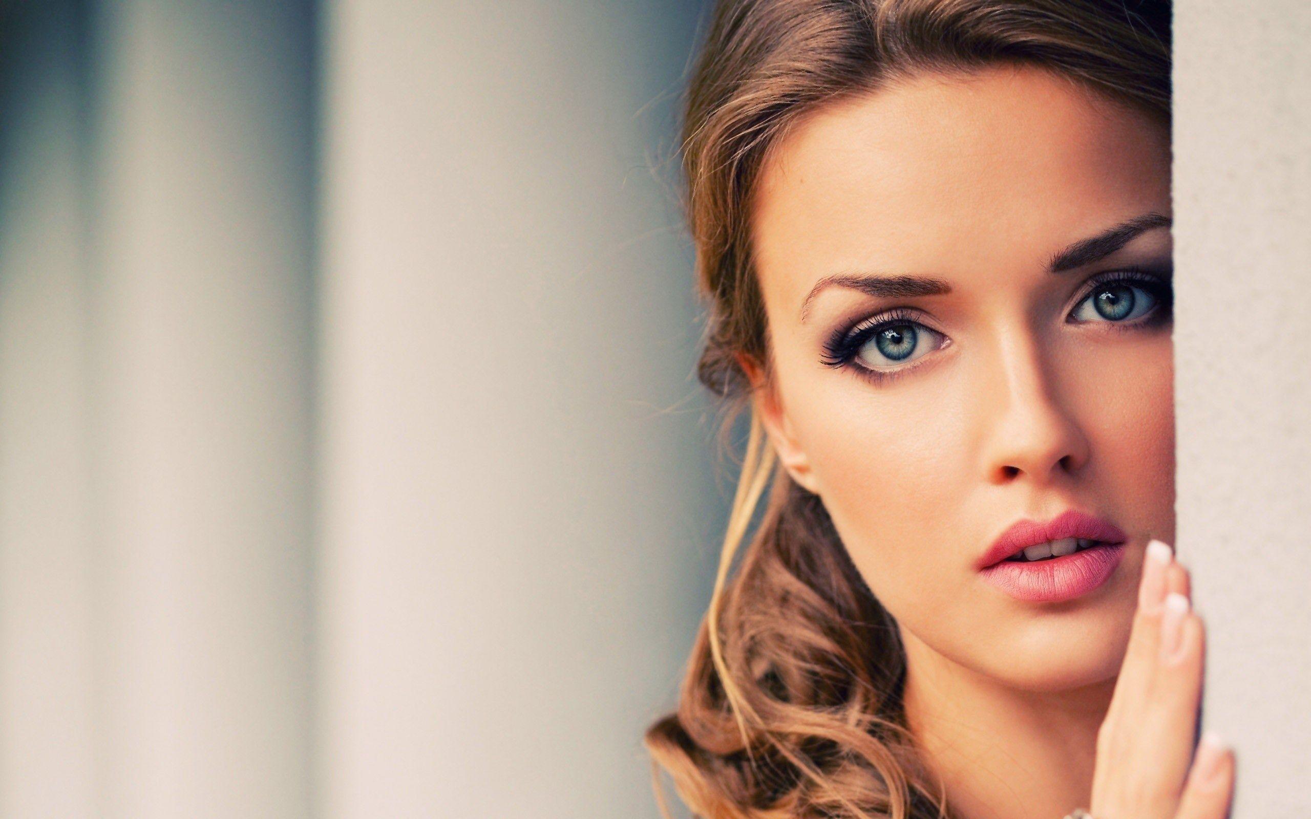 2560x1600 Pretty Faces Wallpaper