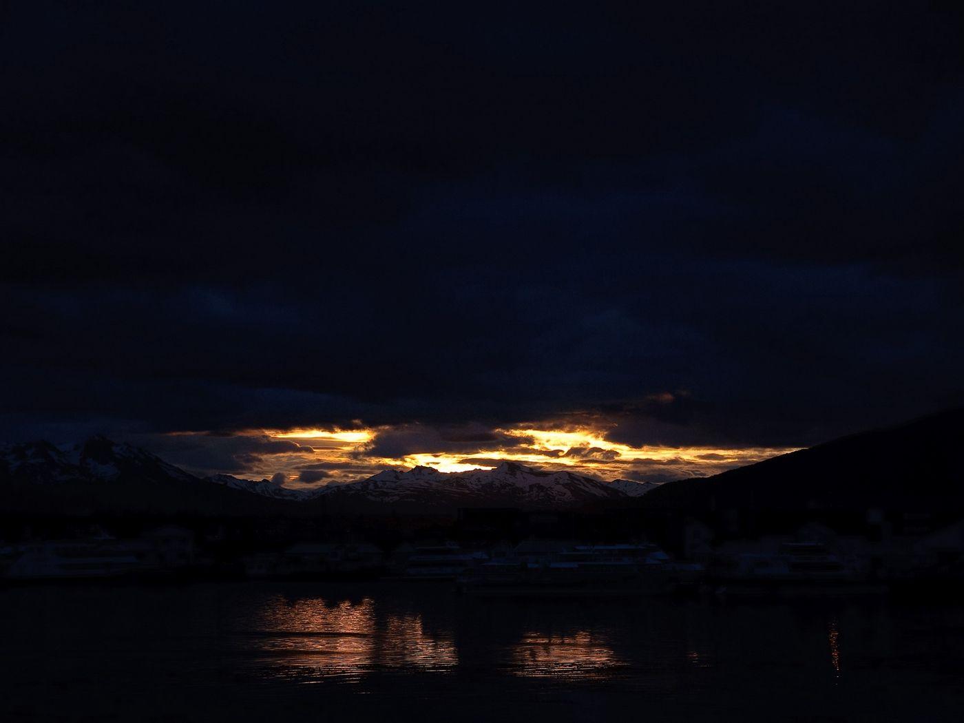 1400x1050 Download wallpaper 1400x1050 mountain, lake, night, sky