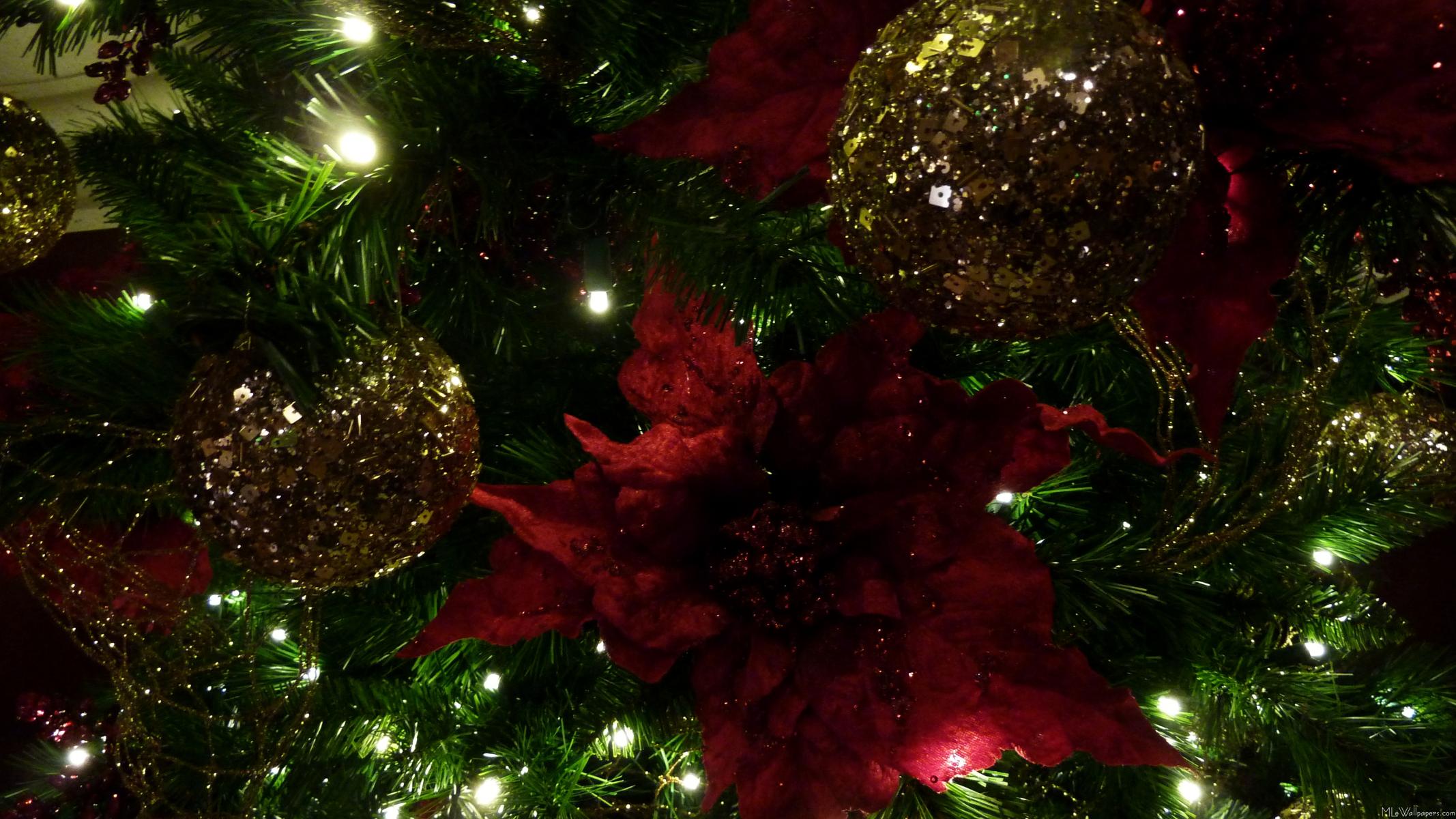 2134x1200 Maroon and Gold Christmas Tree