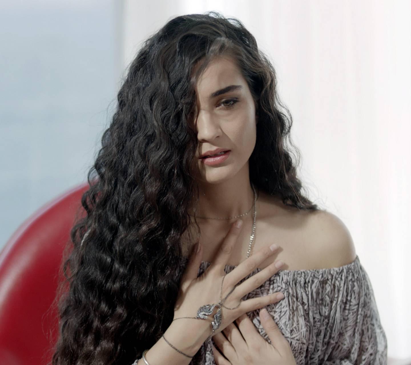 1440x1280 Tuba Büyüküstün Wallpaper