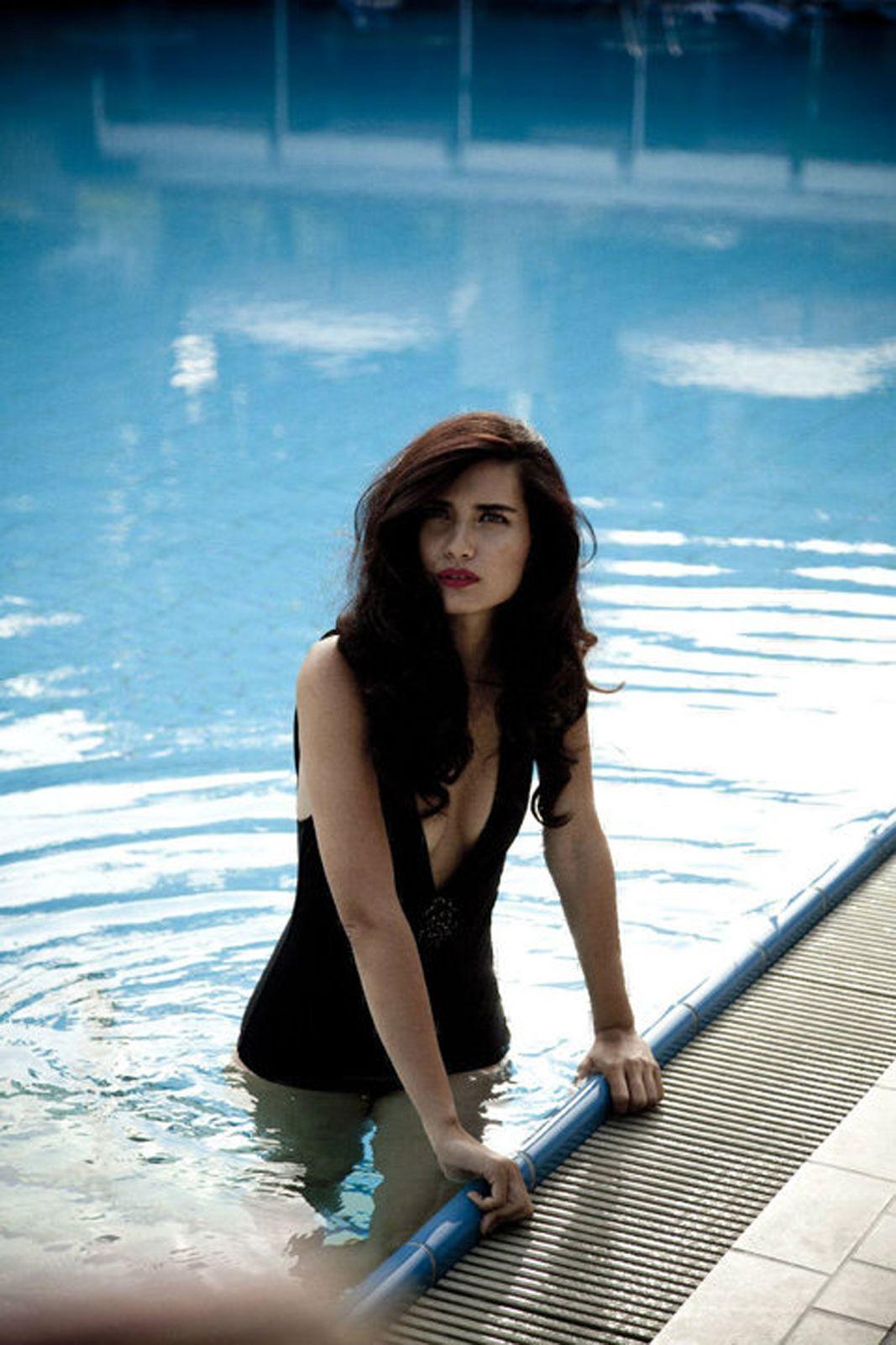 1067x1600 Tuba Büyüküstün Wallpaper