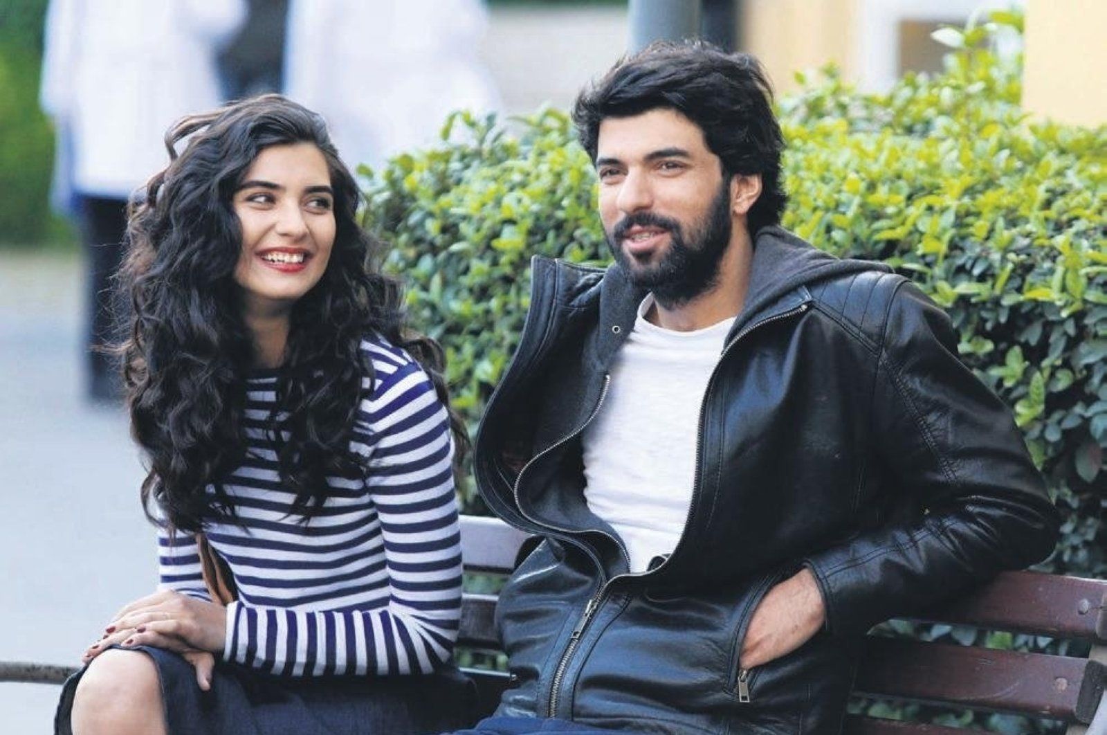 1600x1062 Engin Akyürek fans learn Turkish