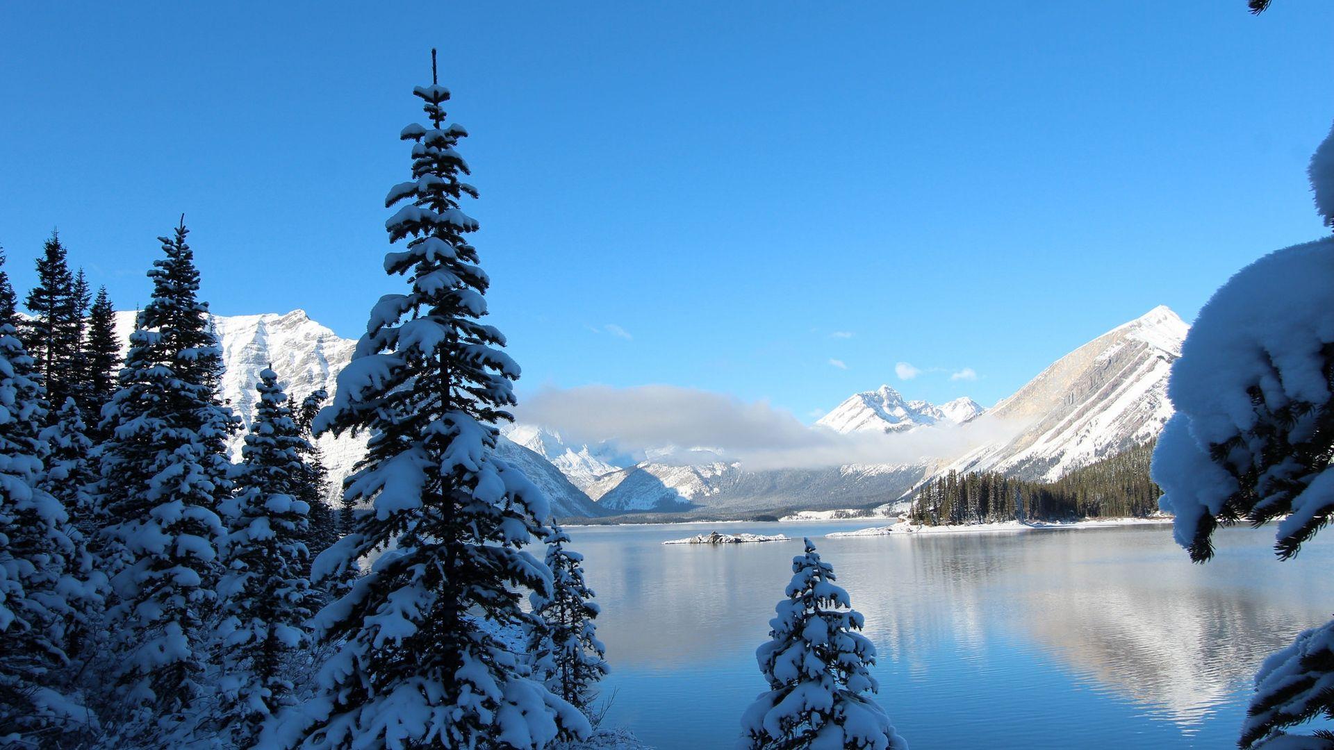 1920x1080 Snow Lake and Mountain in Winter View Wallpaper
