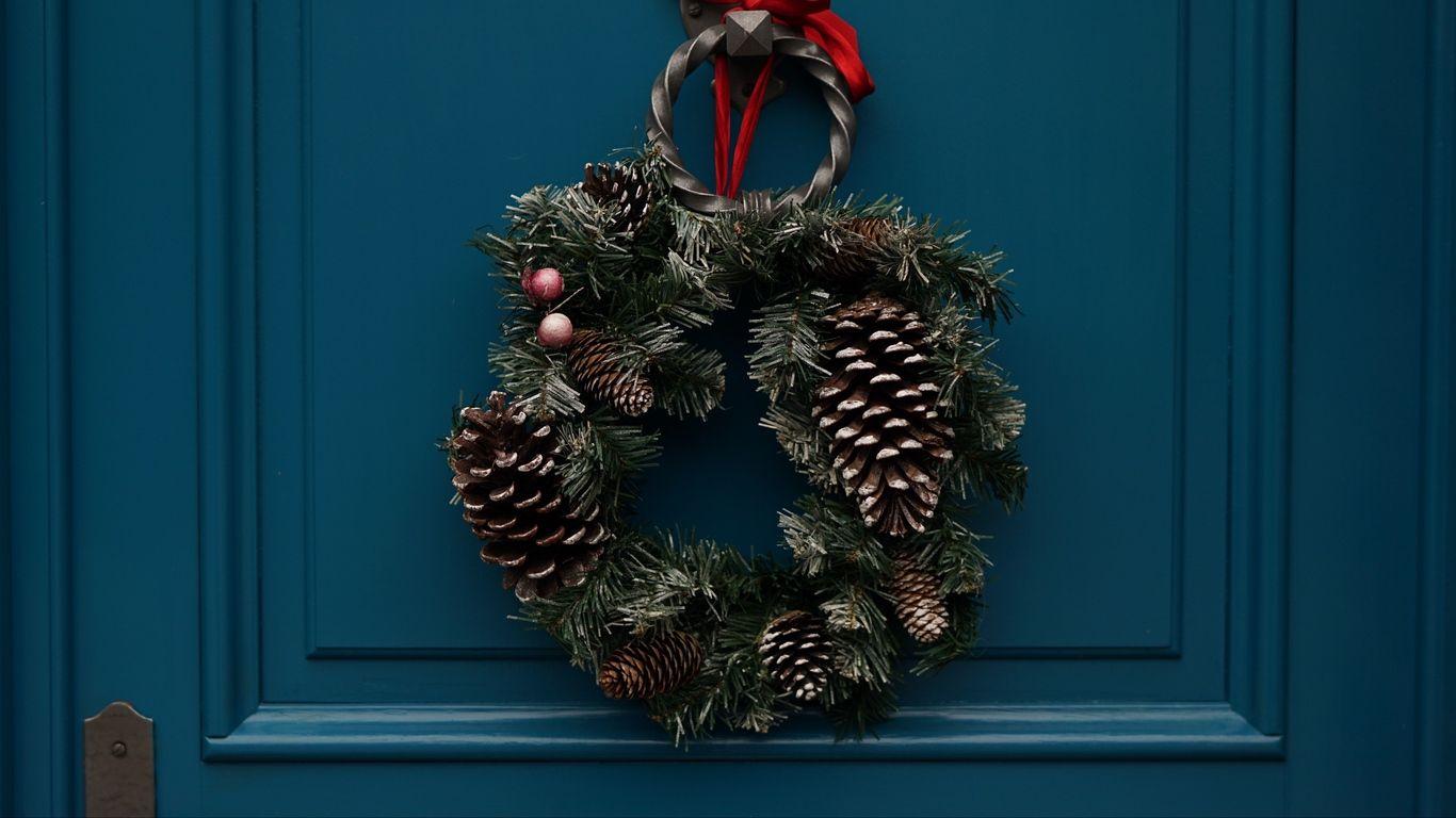 1366x768 Download wallpaper 1366x768 wreath, flowers, decoration