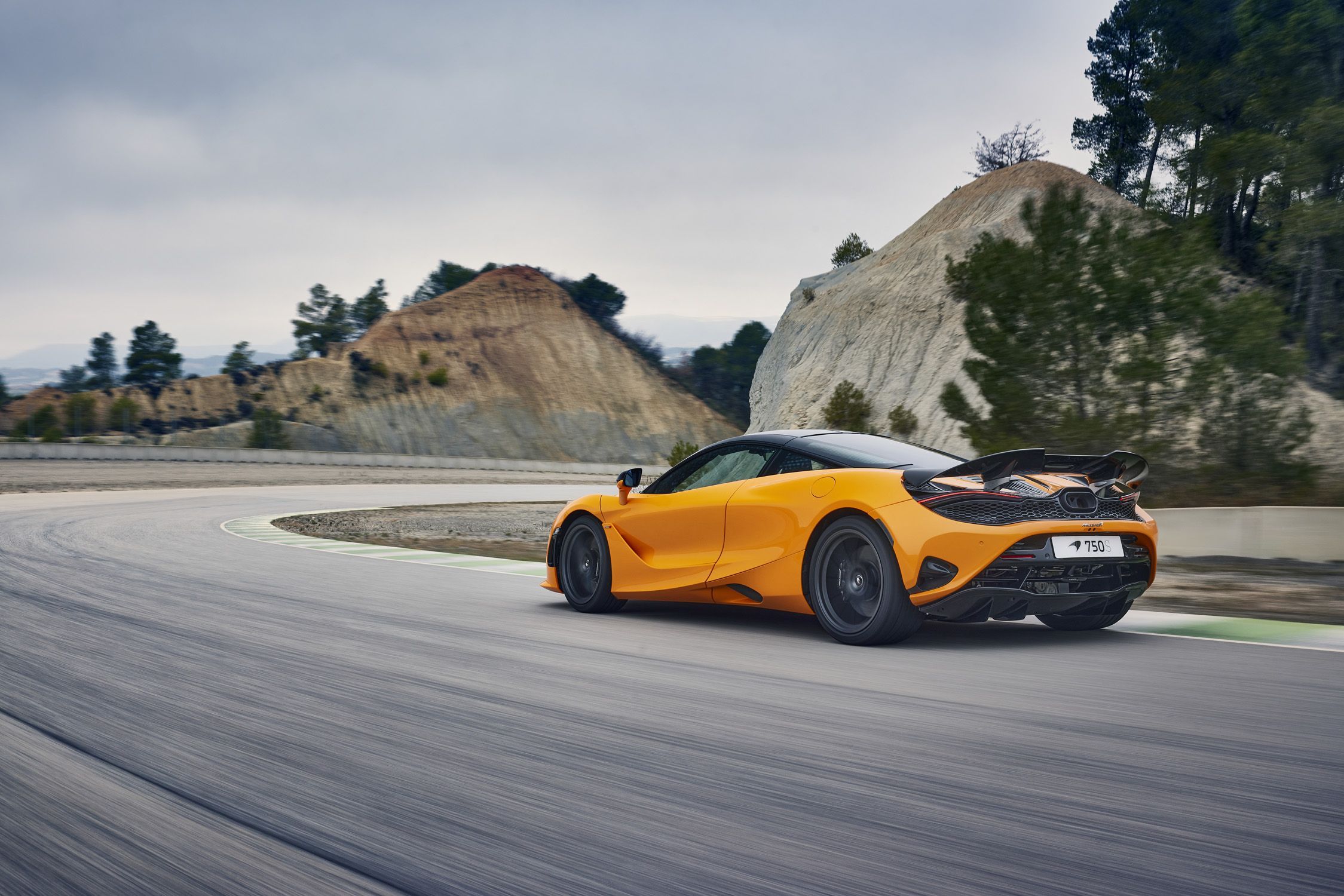 2249x1500 View Photo of the 2024 McLaren 750S