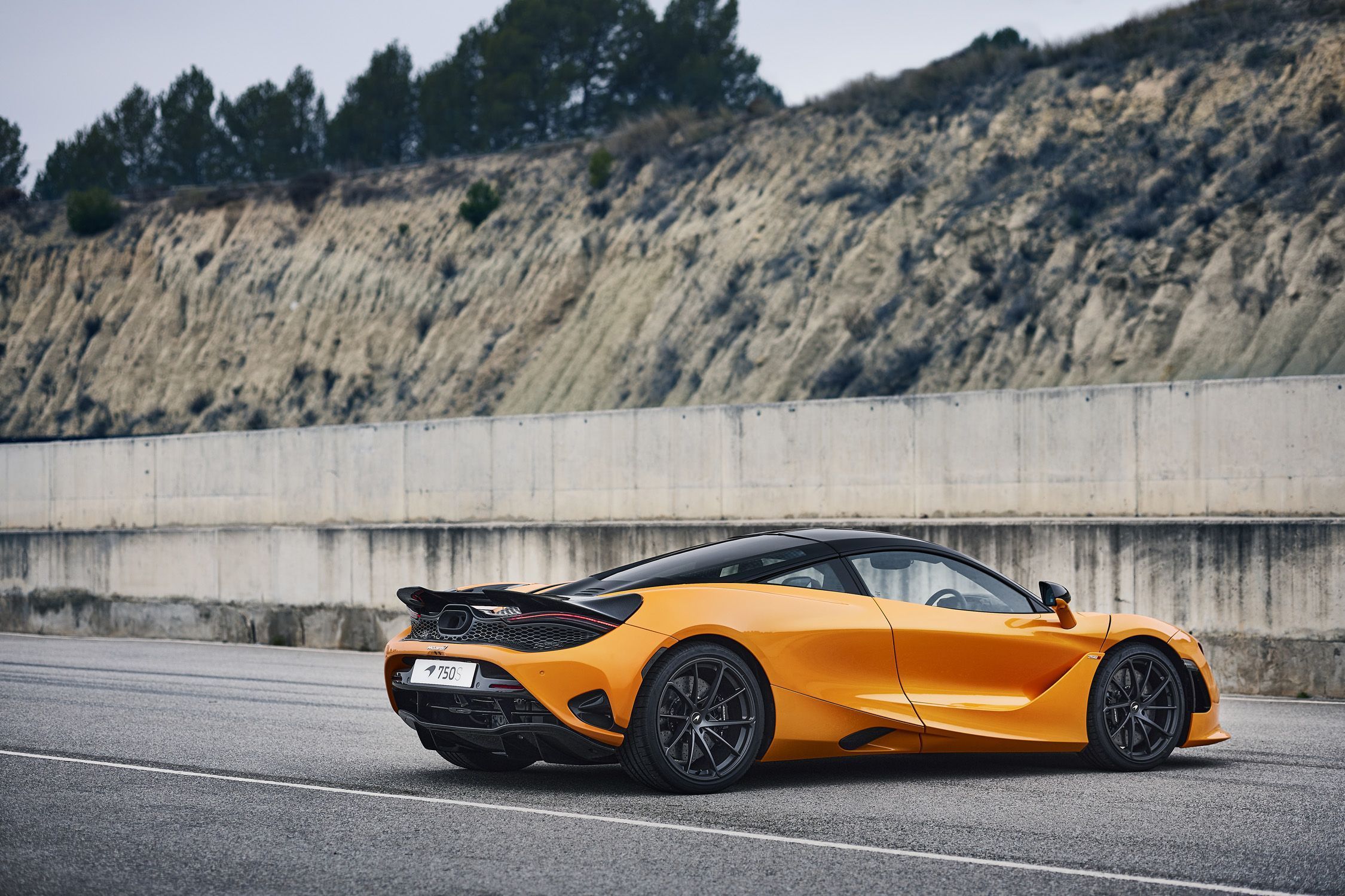 2250x1500 View Photo of the 2024 McLaren 750S