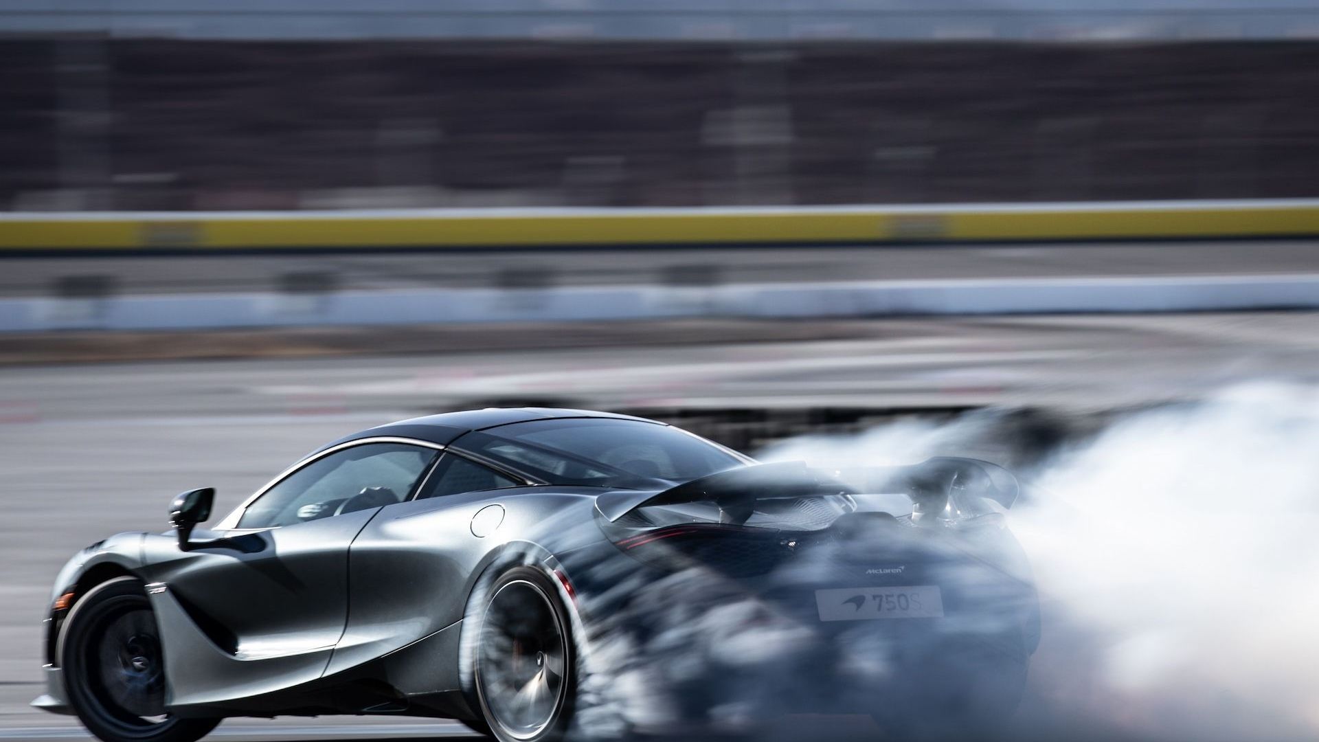 1920x1080 McLaren 750S reigns on the track