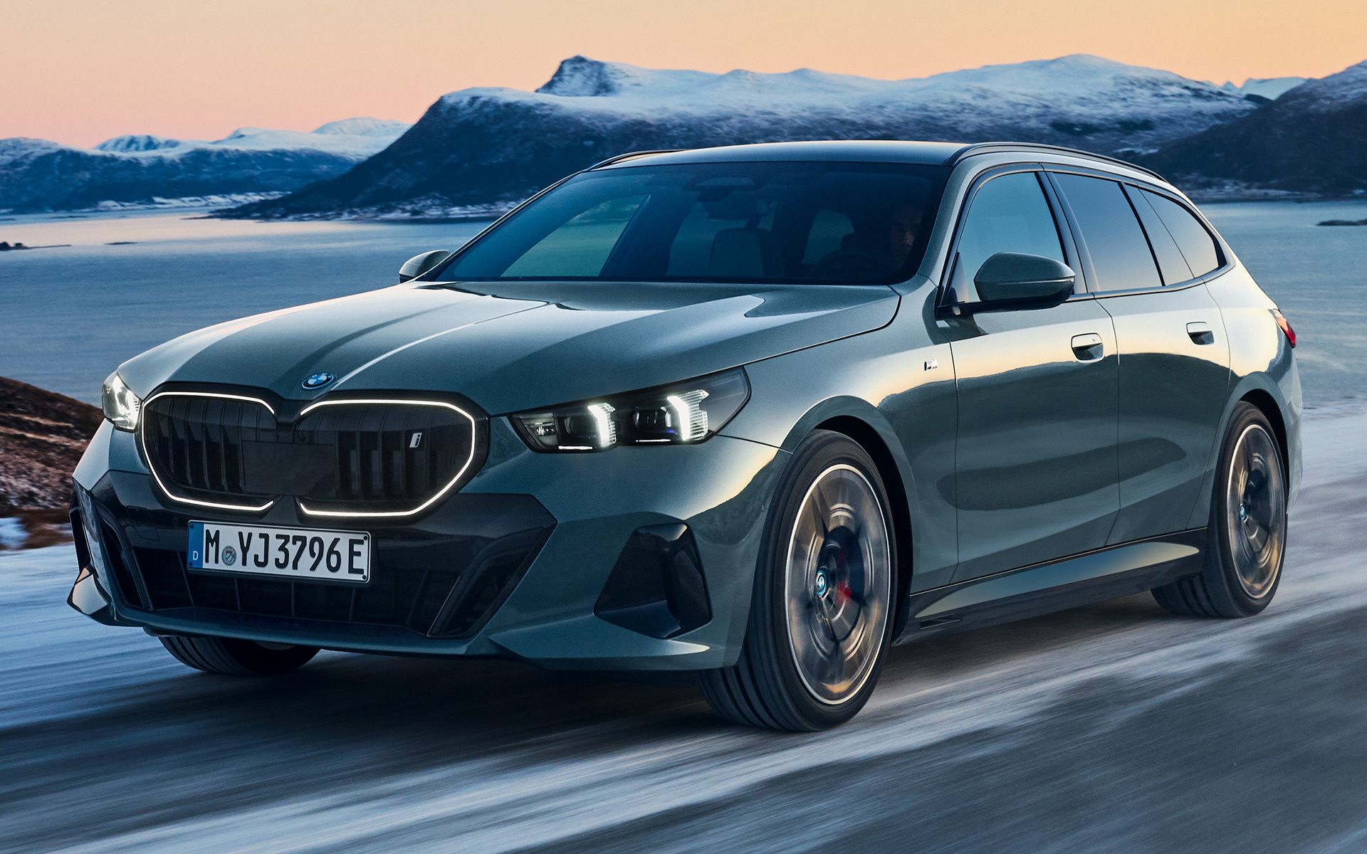 1920x1200 BMW i5 Touring M Sport