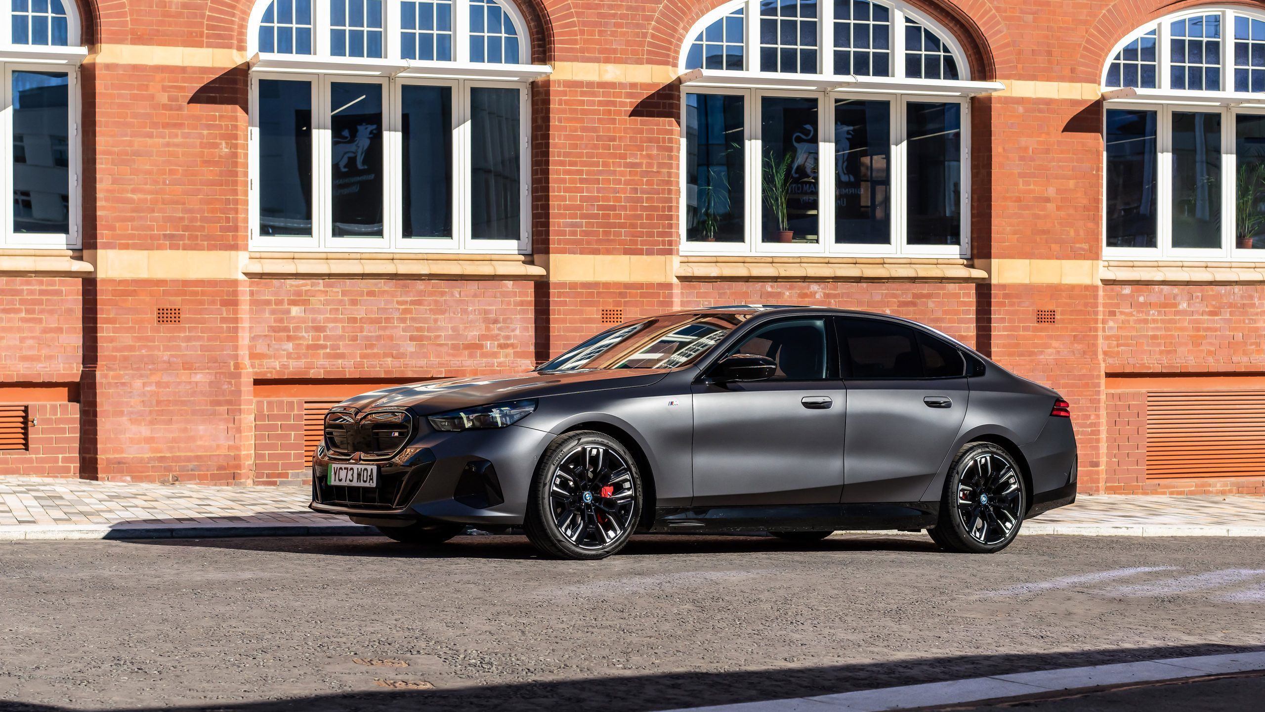 2560x1440 BMW i5 M60 Wallpaper 2024 BMW i5