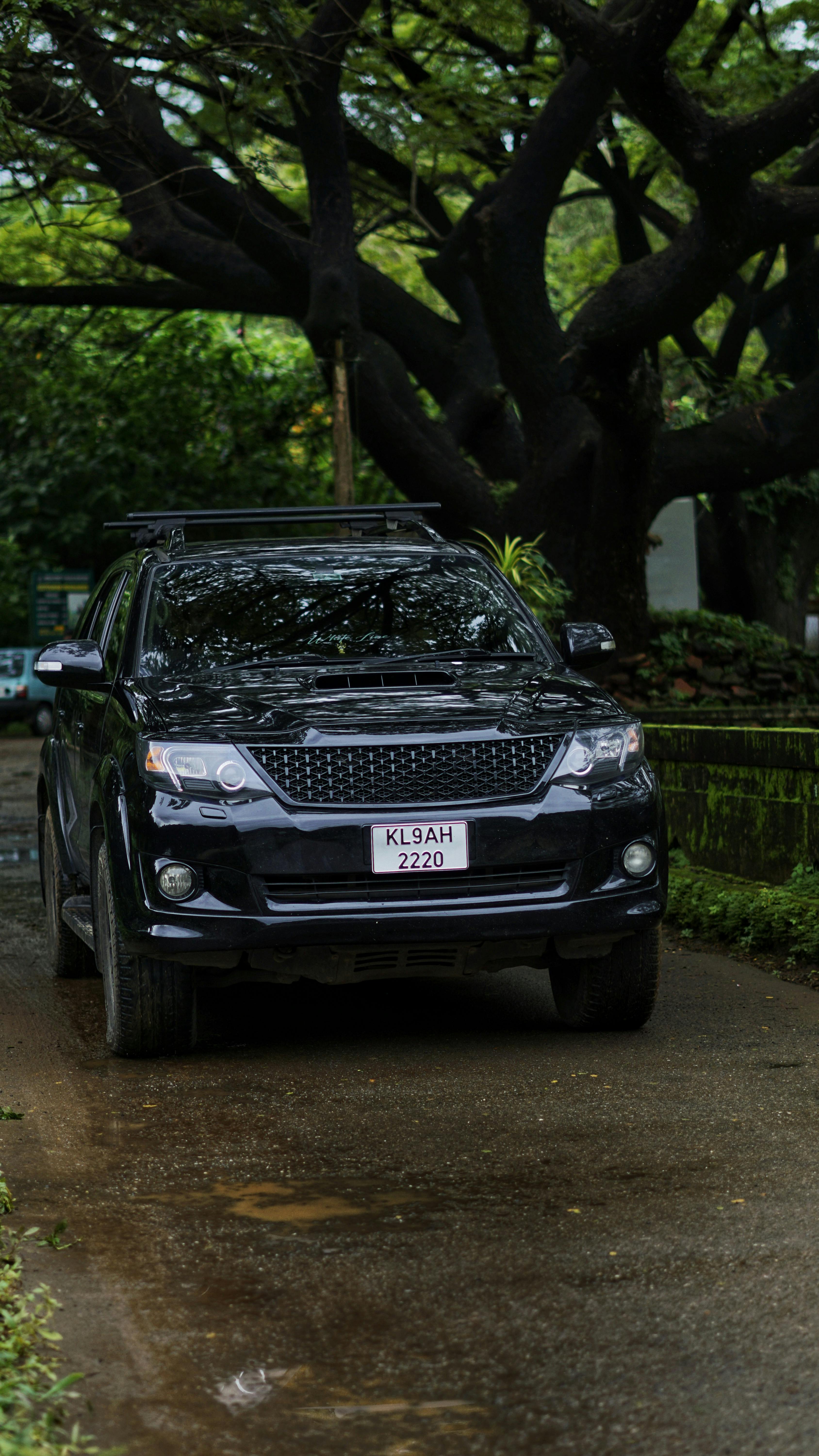 3376x6000 A Black SUV on the Road · Free