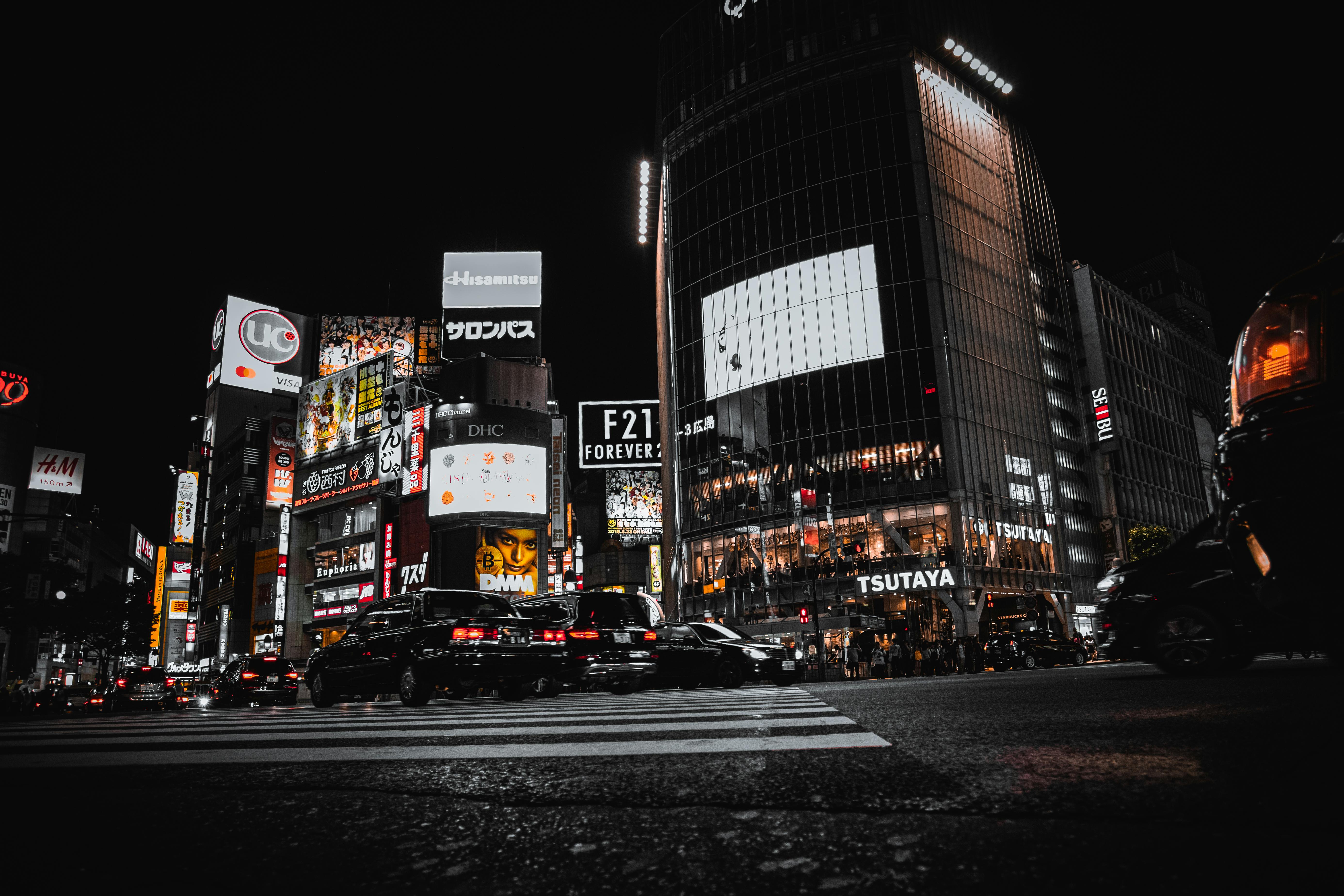 5544x3696 Crowded Street in Tokyo at Night · Free
