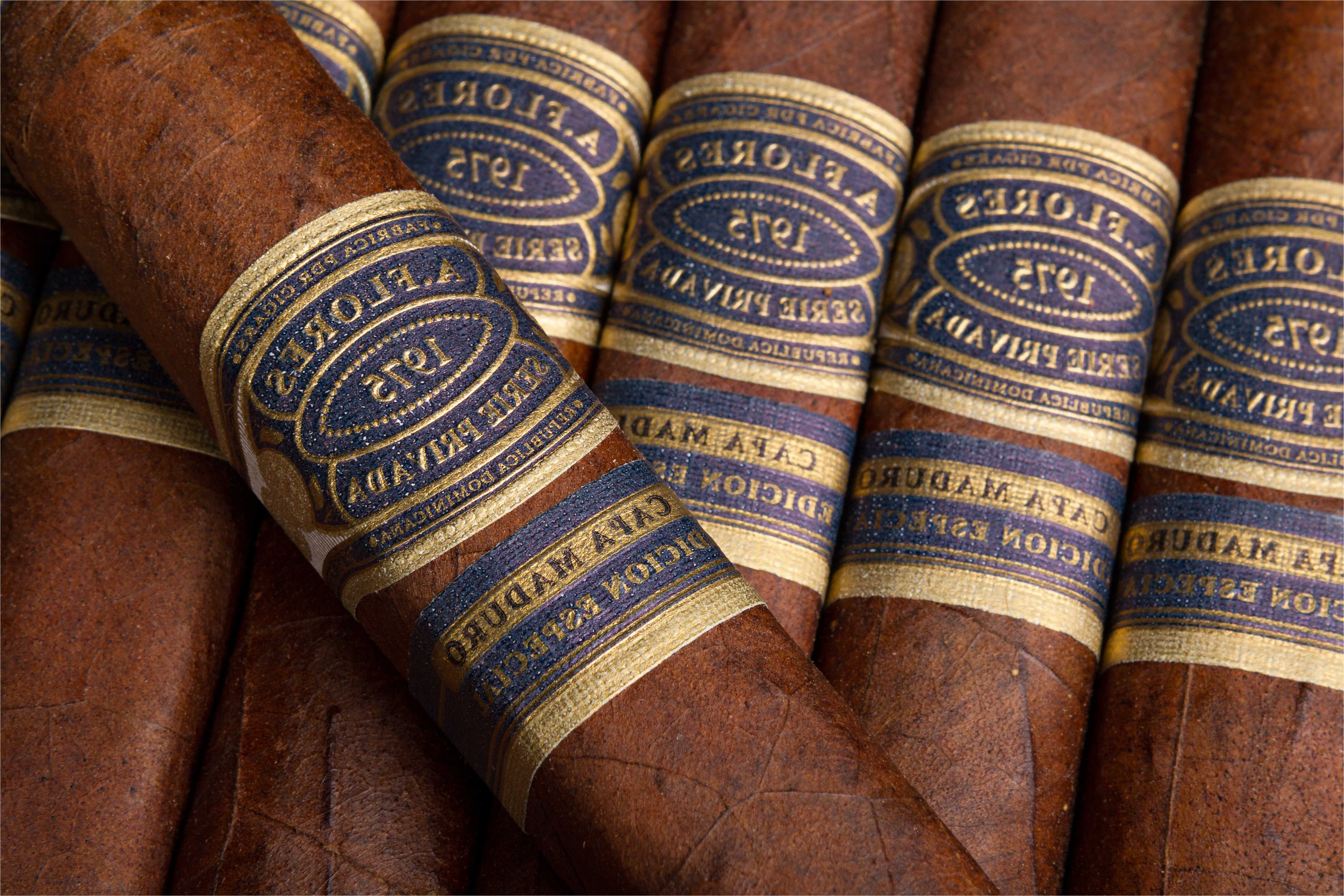 Cigar Photos Download The BEST Free Cigar Stock Photos  HD Images