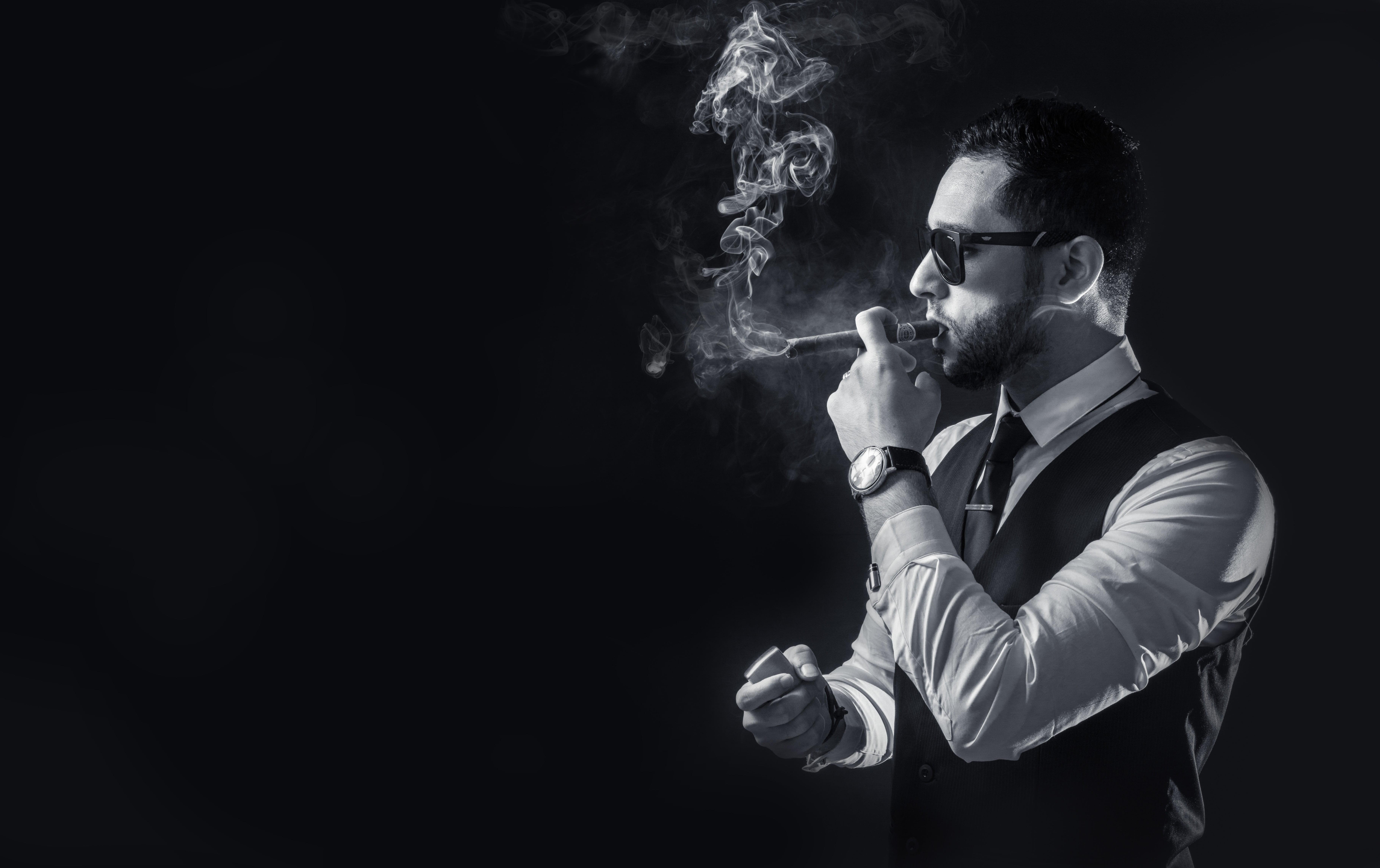 7283x4583 Man smoking cigar HD wallpaper