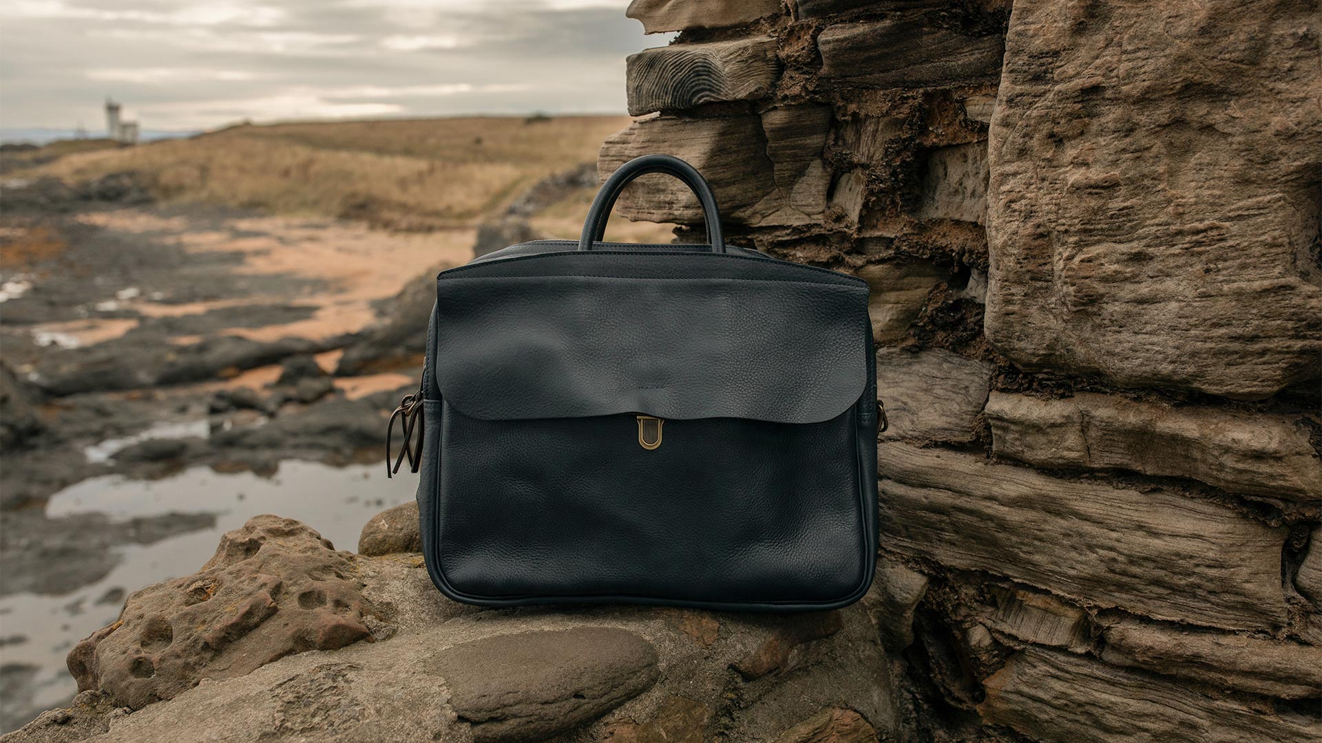 1920x1080 French handmade bag in natural leather
