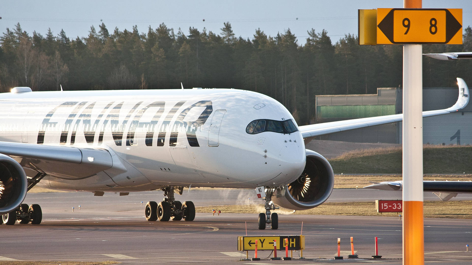 1920x1080 Apron Finnair Wallpaper