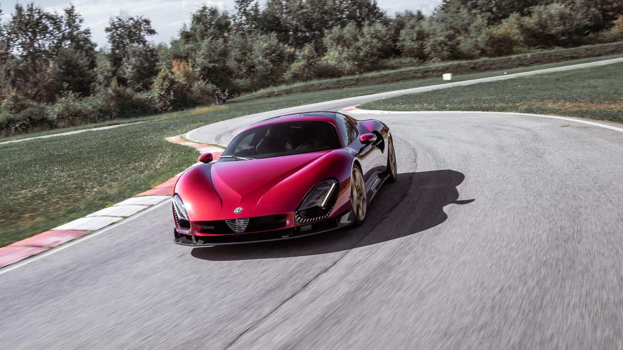 1280x720 The Alfa Romeo 33 Stradale goes into